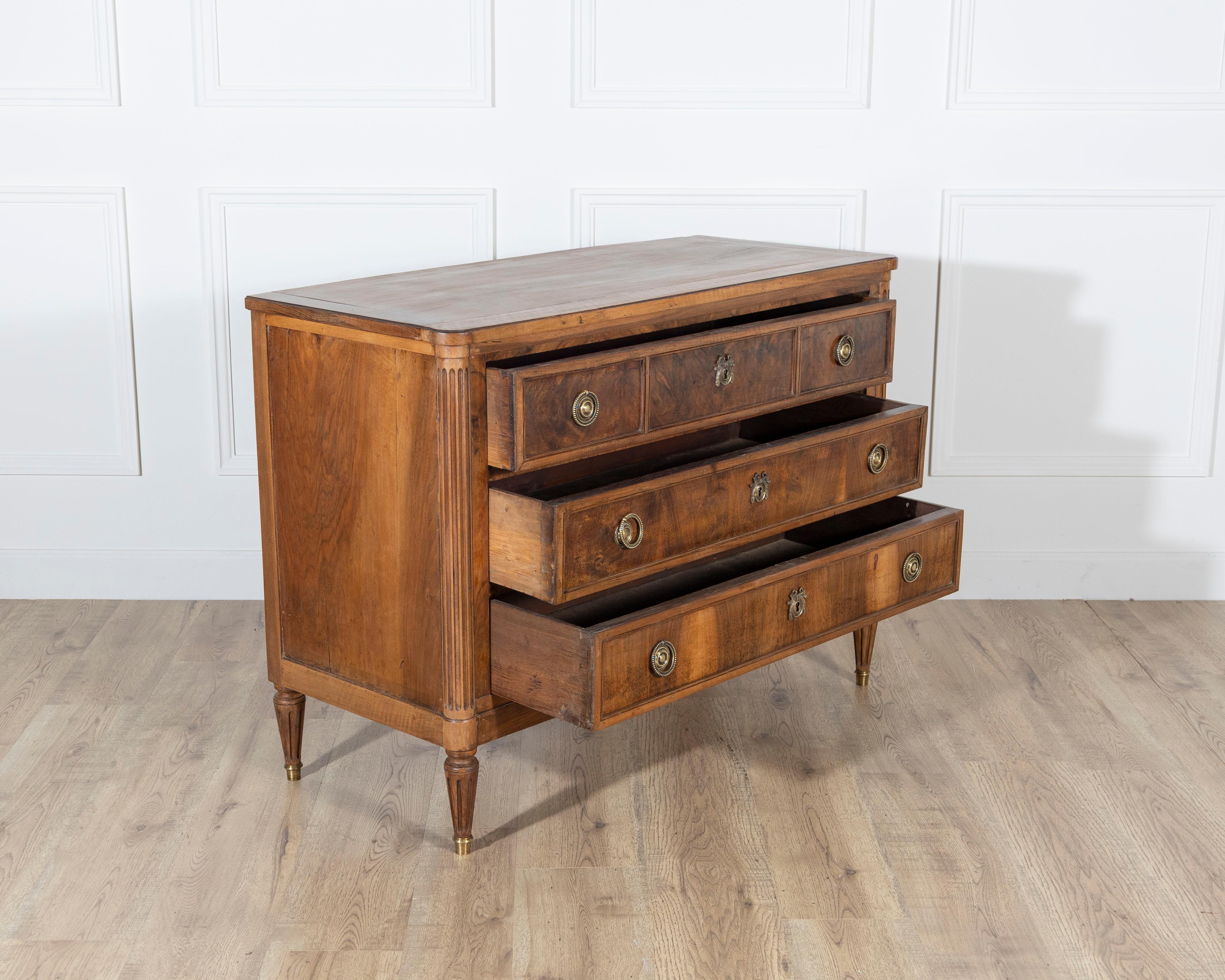 Cassettiera francese in stile Luigi XVI in noce con inserti in ottone, CIRCA 1920 In condizioni buone in vendita a Atlanta, GA