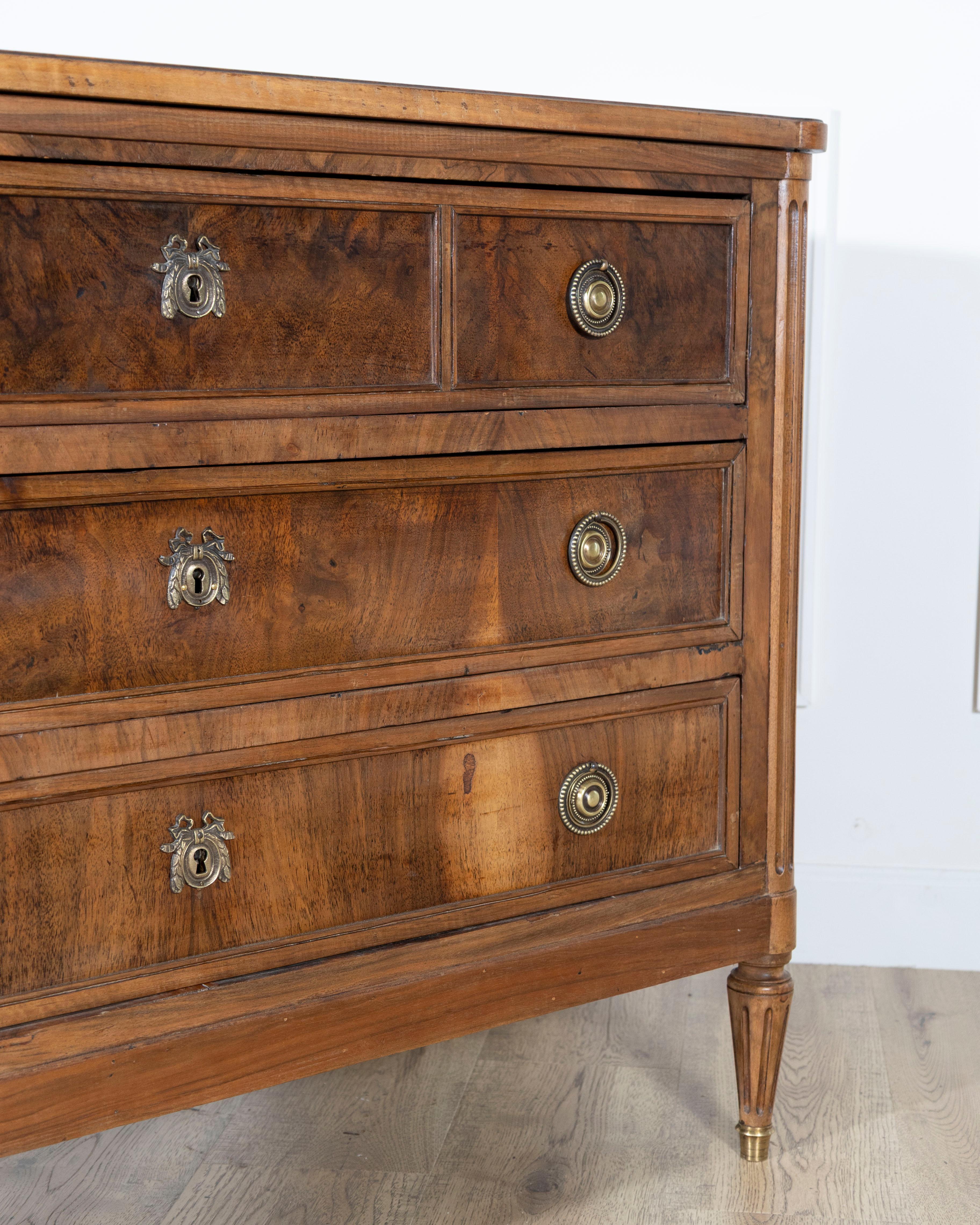 XX secolo Cassettiera francese in stile Luigi XVI in noce con inserti in ottone, CIRCA 1920 in vendita