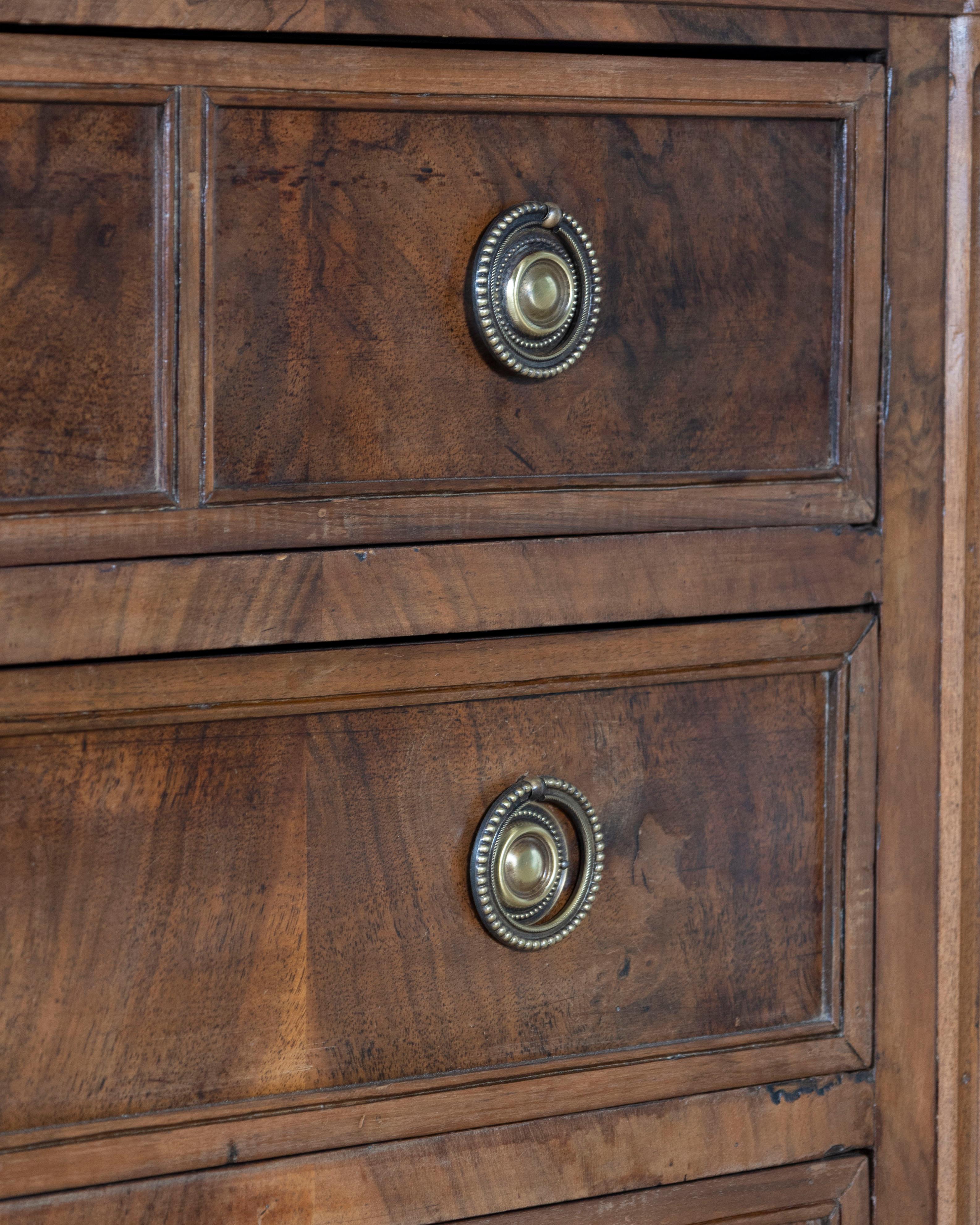 Legno Cassettiera francese in stile Luigi XVI in noce con inserti in ottone, CIRCA 1920 in vendita