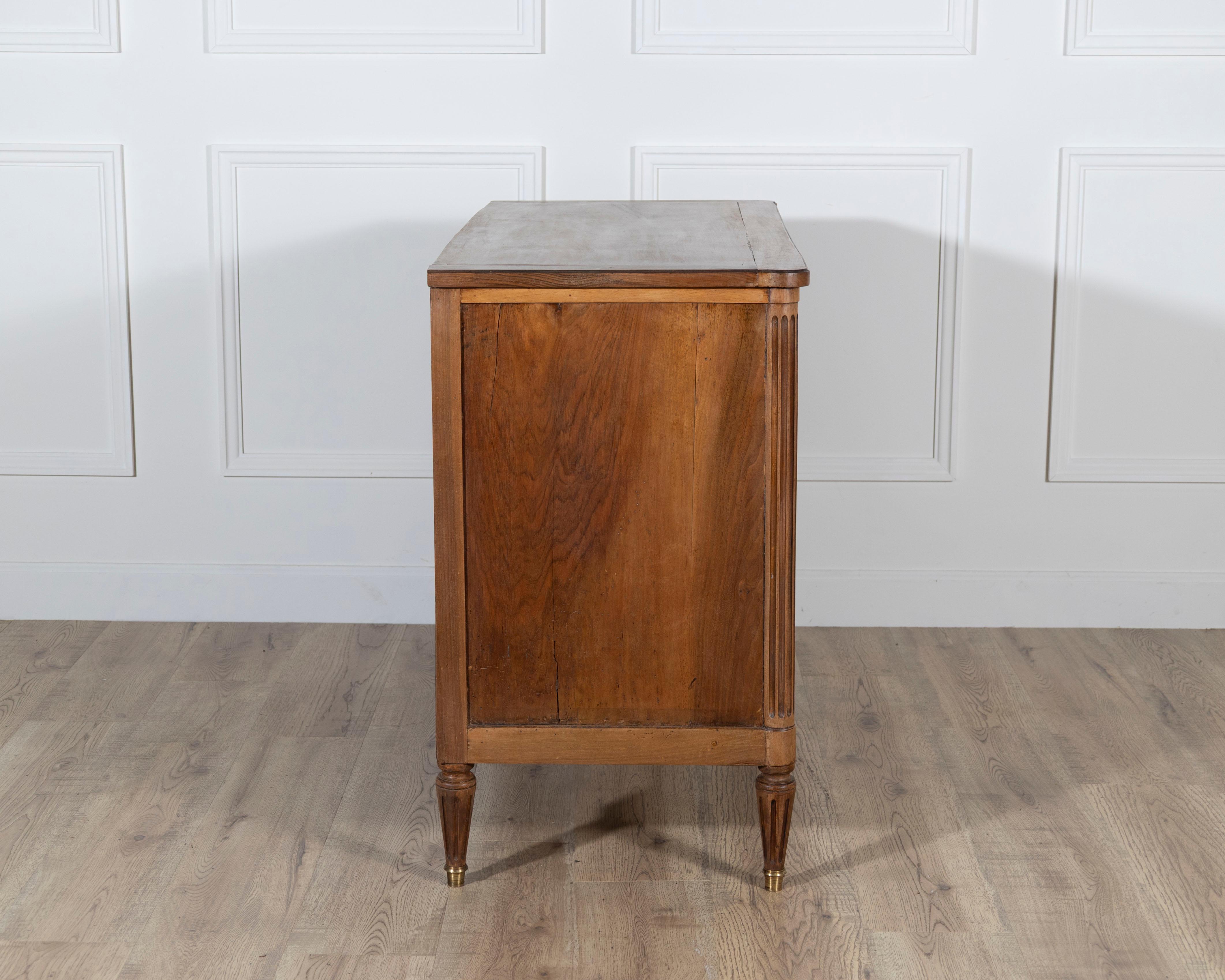 Cassettiera francese in stile Luigi XVI in noce con inserti in ottone, CIRCA 1920 in vendita 1