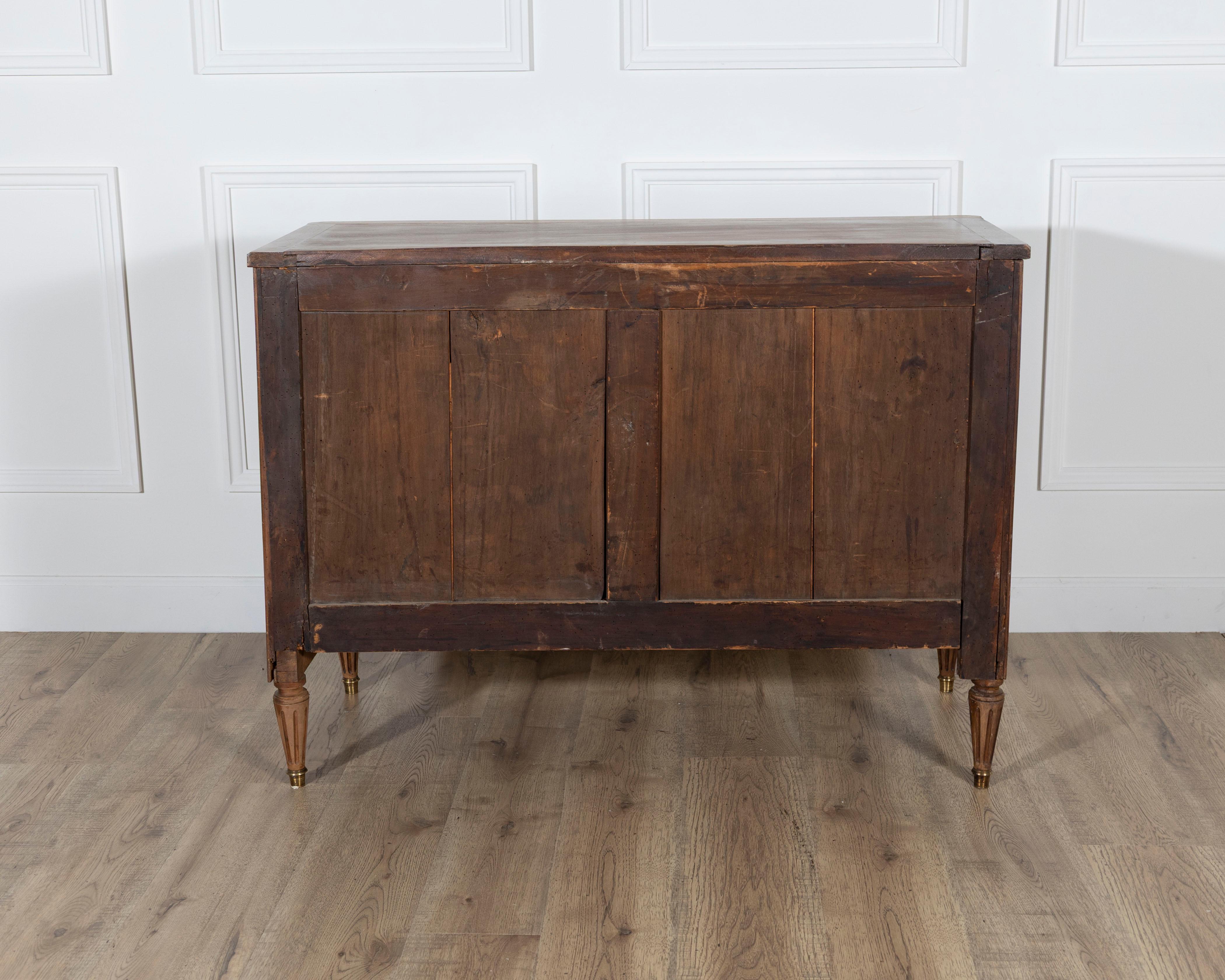 Cassettiera francese in stile Luigi XVI in noce con inserti in ottone, CIRCA 1920 in vendita 2