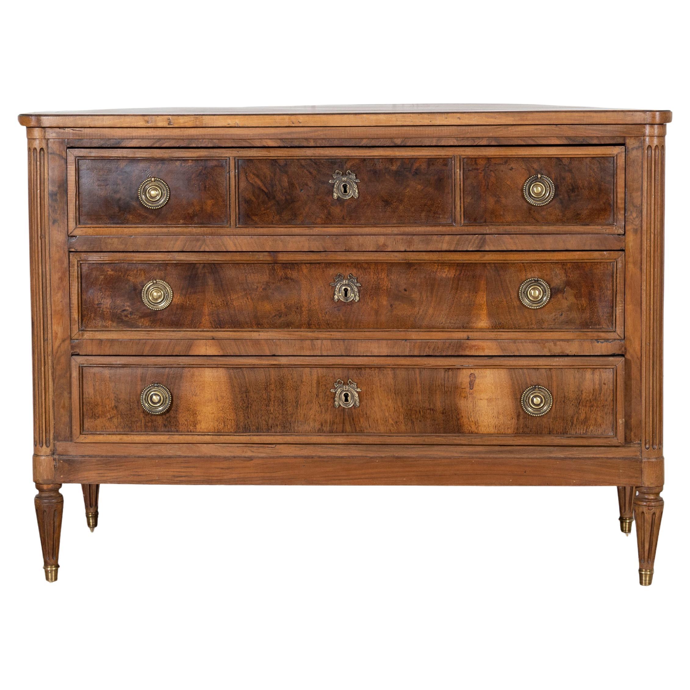 Commode française de style Louis XVI en noyer avec accents en laiton, vers 1920