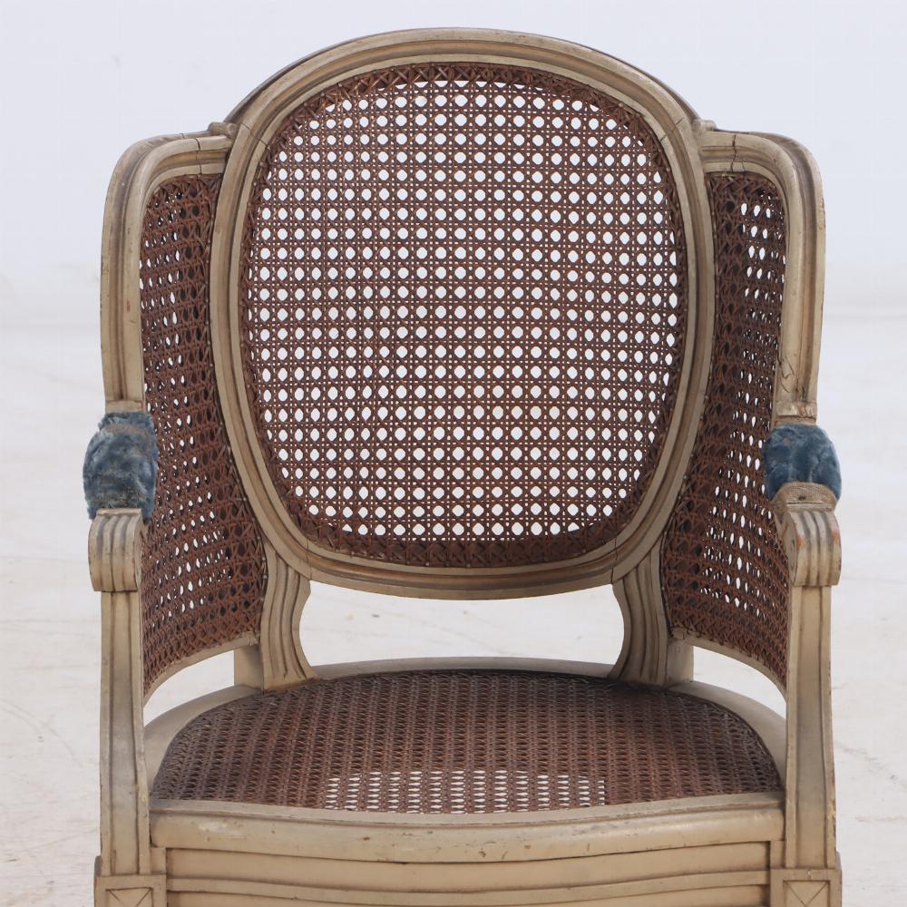 Chaise bergère peinte de style Louis XVI, taille enfant,  C.C.C., avec siège et dossier en rotin.  Un cadeau idéal pour votre petite-fille ou votre chat.