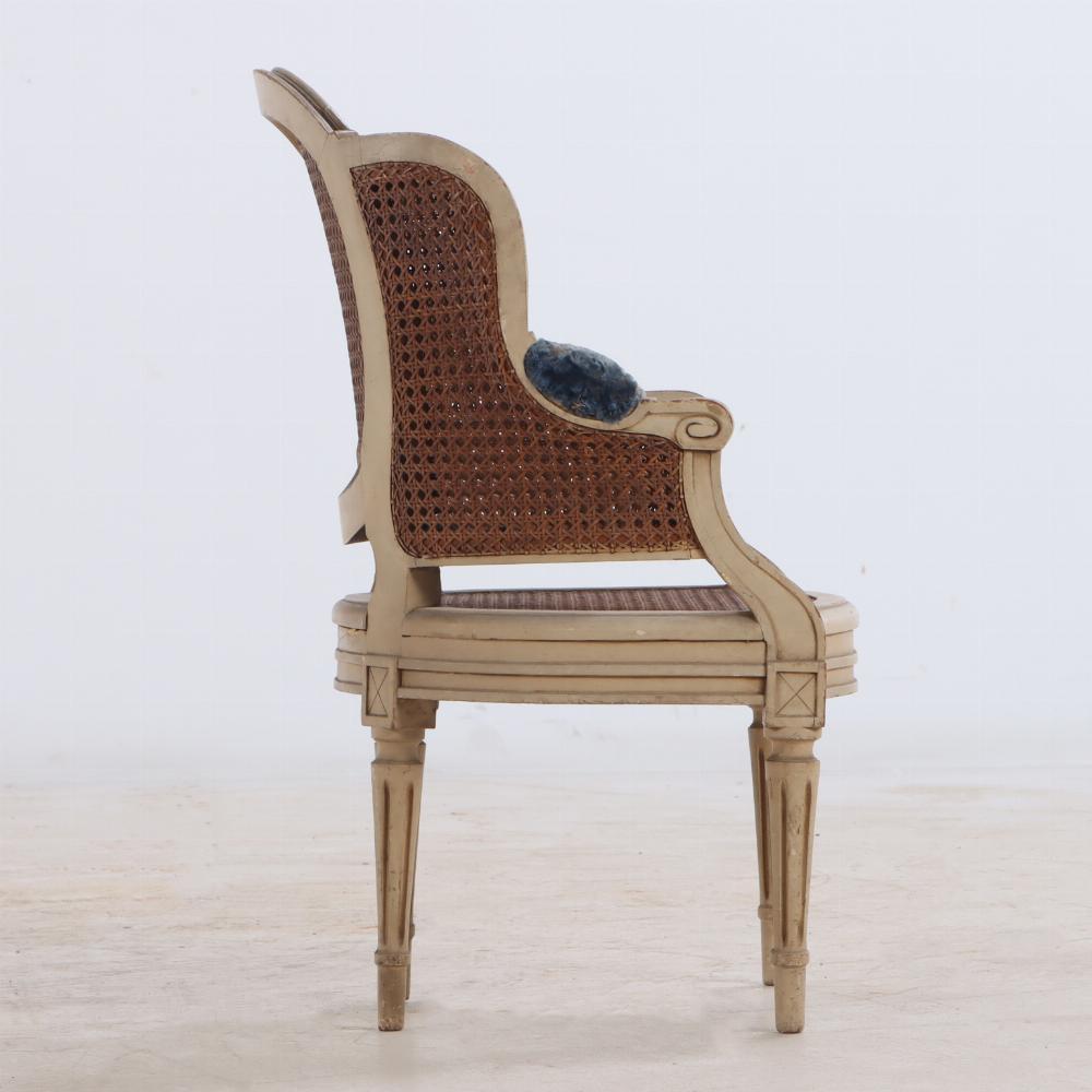 Français Chaise bergère peinte de style Louis XVI, taille enfant,  C 1930. en vente