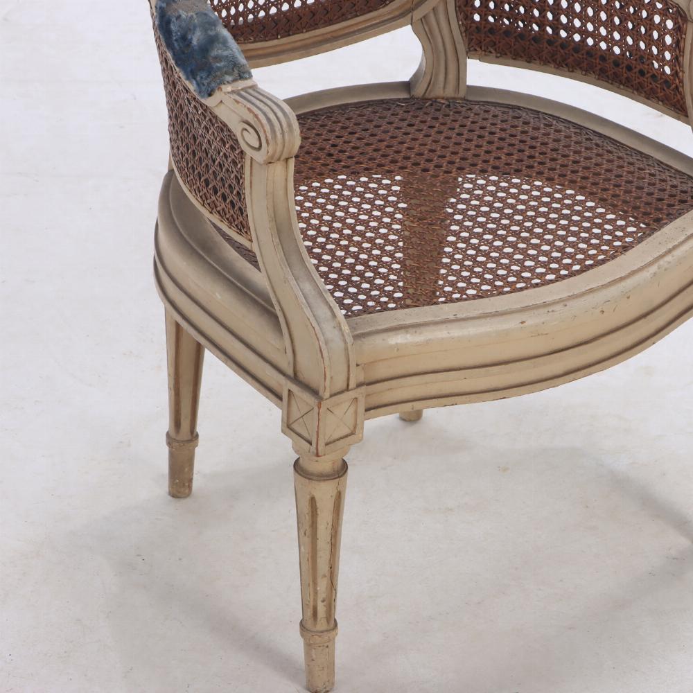 Milieu du XXe siècle Chaise bergère peinte de style Louis XVI, taille enfant,  C 1930. en vente