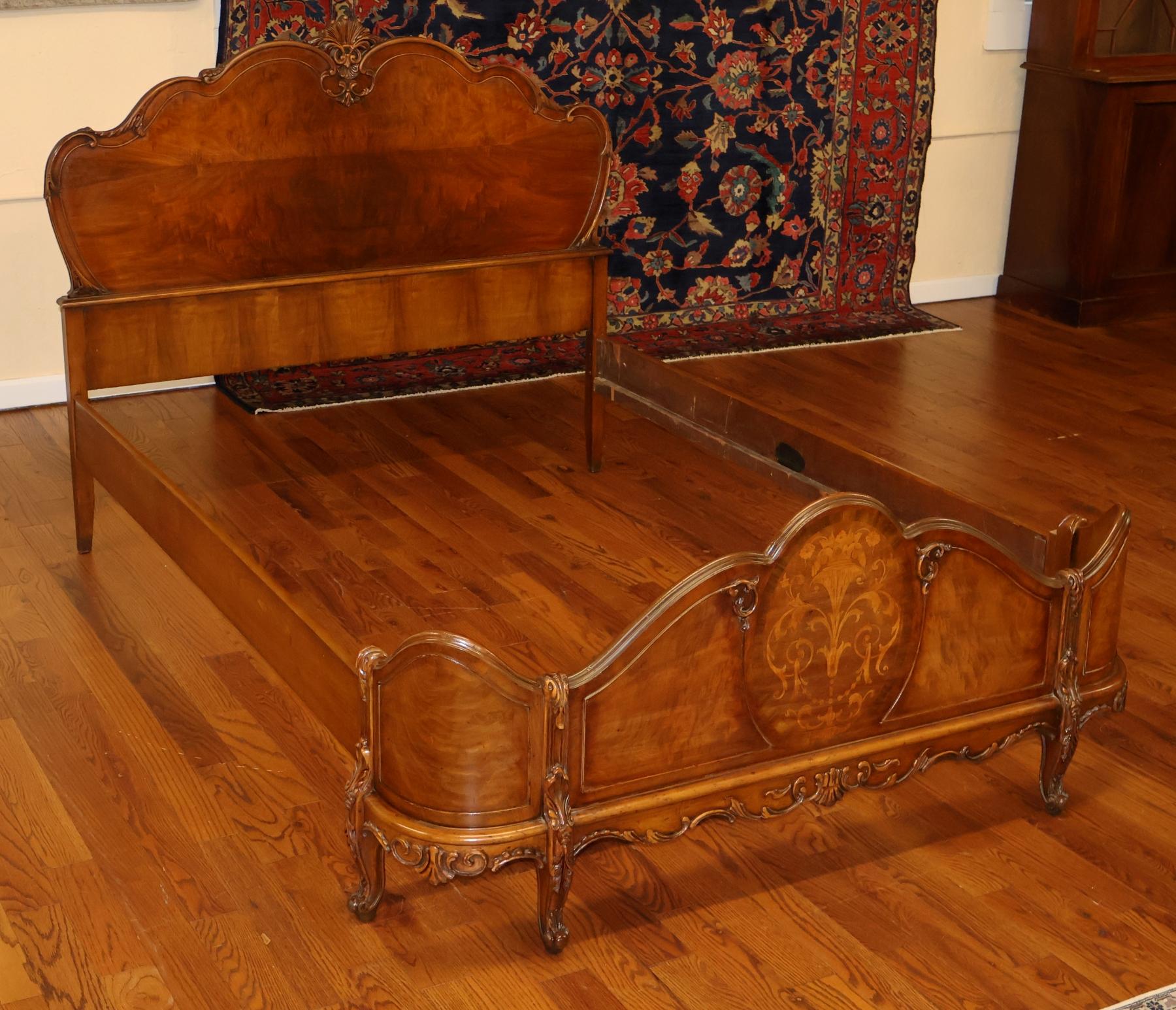 Letto completo in stile francese Luigi XVI in noce circasso

Dimensioni: 49