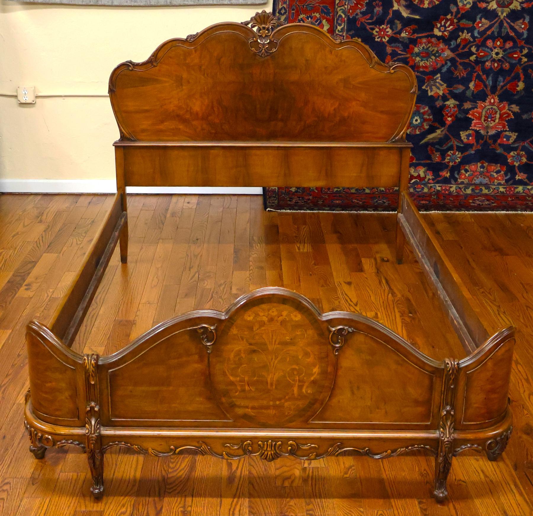 Francese Letto completo in noce circassiano in stile Luigi XVI, circa anni '20 in vendita