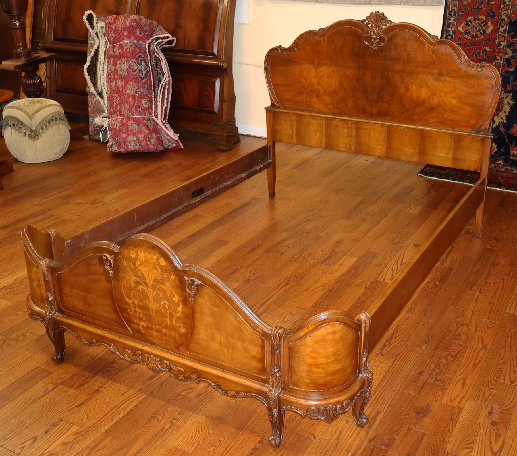Letto completo in noce circassiano in stile Luigi XVI, circa anni '20 In condizioni buone in vendita a Long Branch, NJ