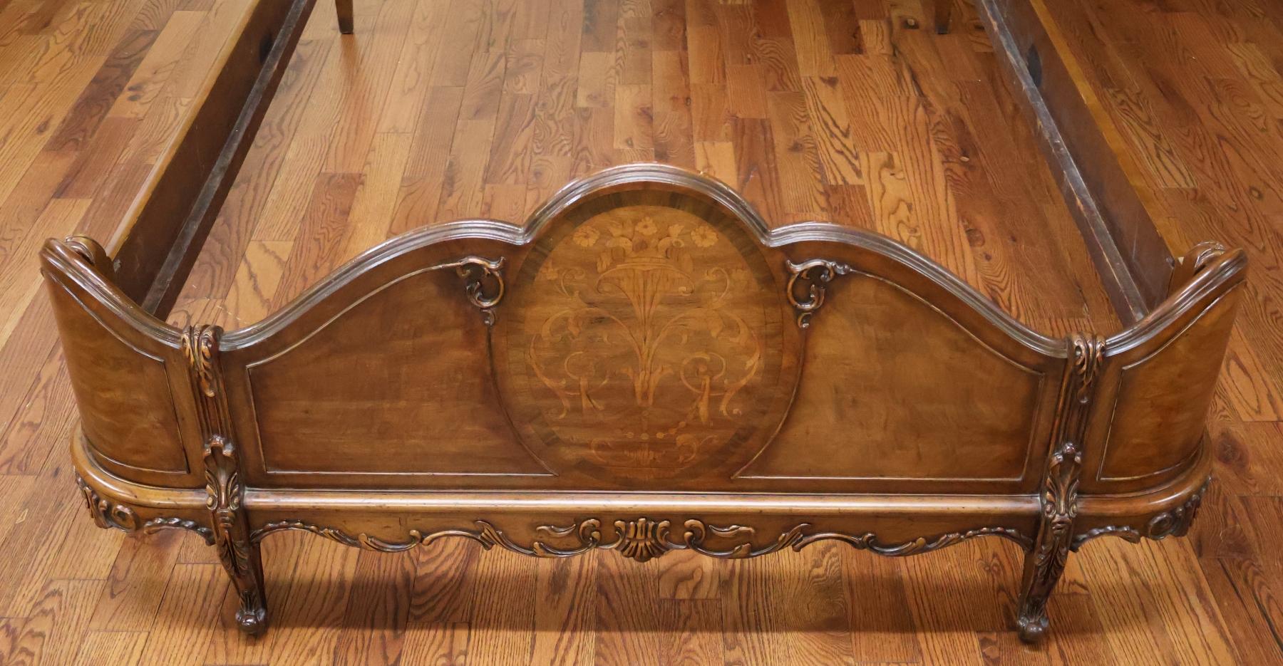 Inizio XX secolo Letto completo in noce circassiano in stile Luigi XVI, circa anni '20 in vendita