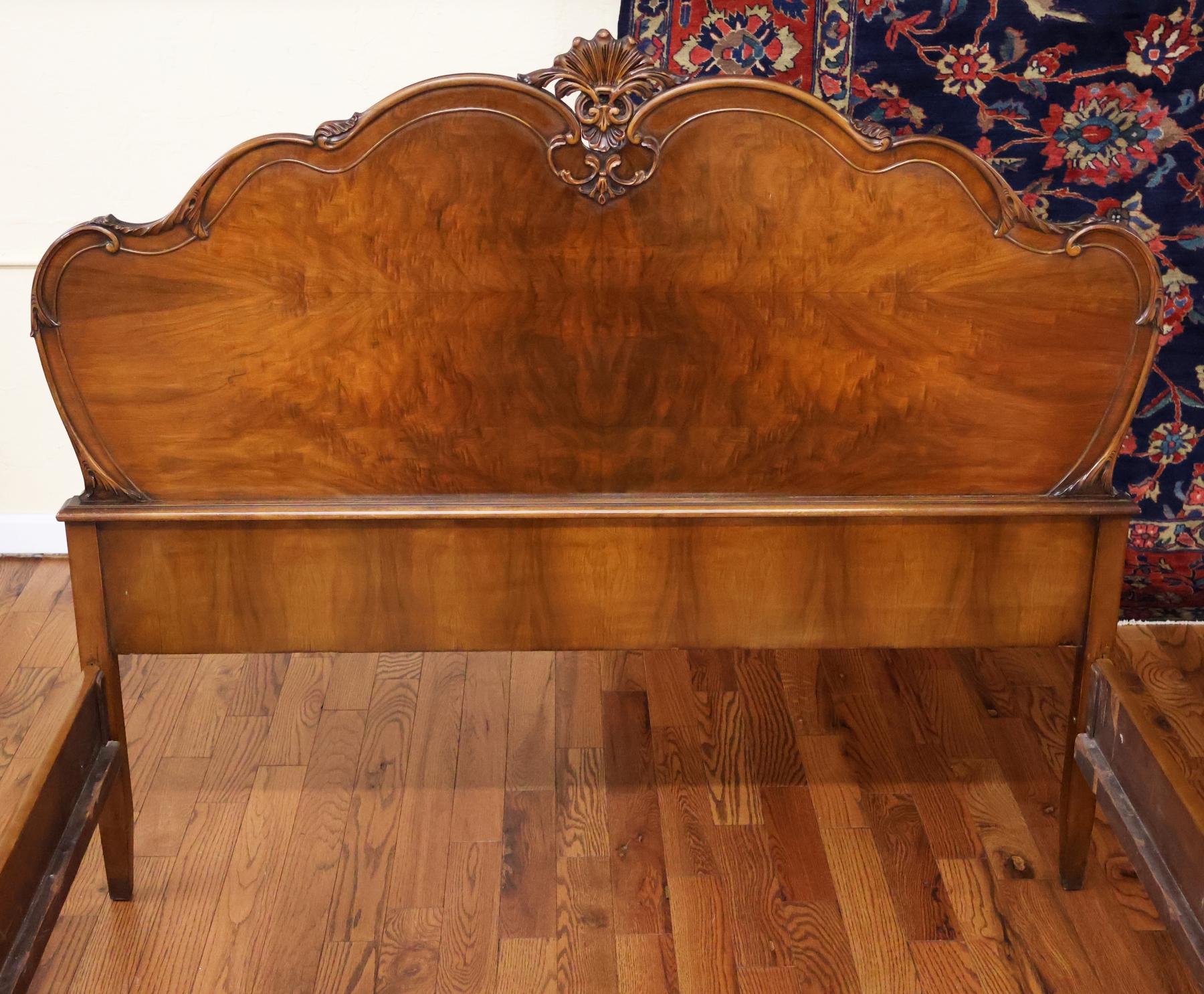 Noce Letto completo in noce circassiano in stile Luigi XVI, circa anni '20 in vendita