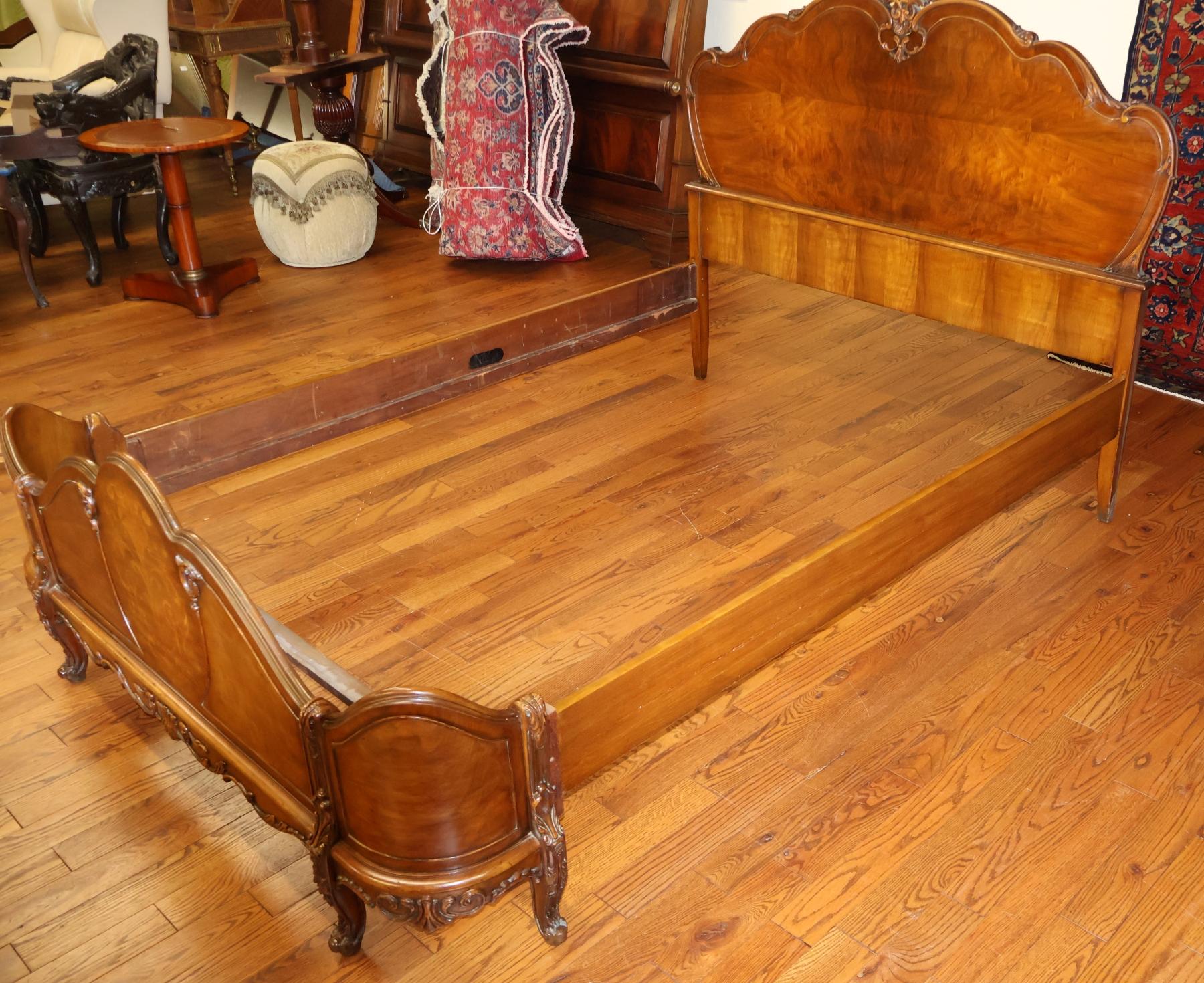 Letto completo in noce circassiano in stile Luigi XVI, circa anni '20 in vendita 2