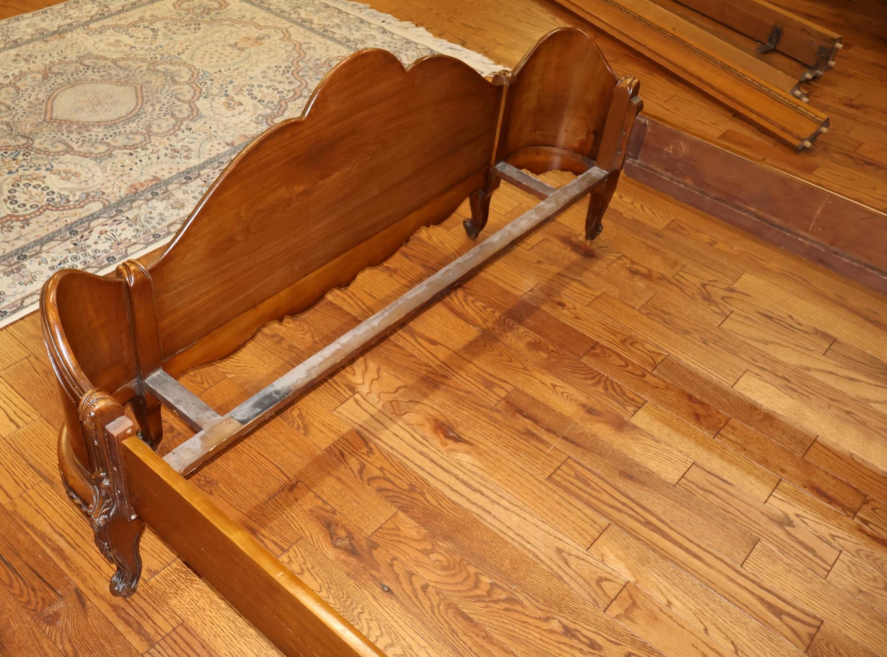 Letto completo in noce circassiano in stile Luigi XVI, circa anni '20 in vendita 3