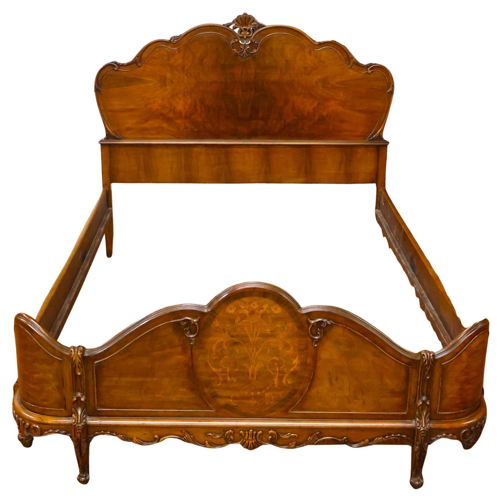 Letto completo in noce circassiano in stile Luigi XVI, circa anni '20