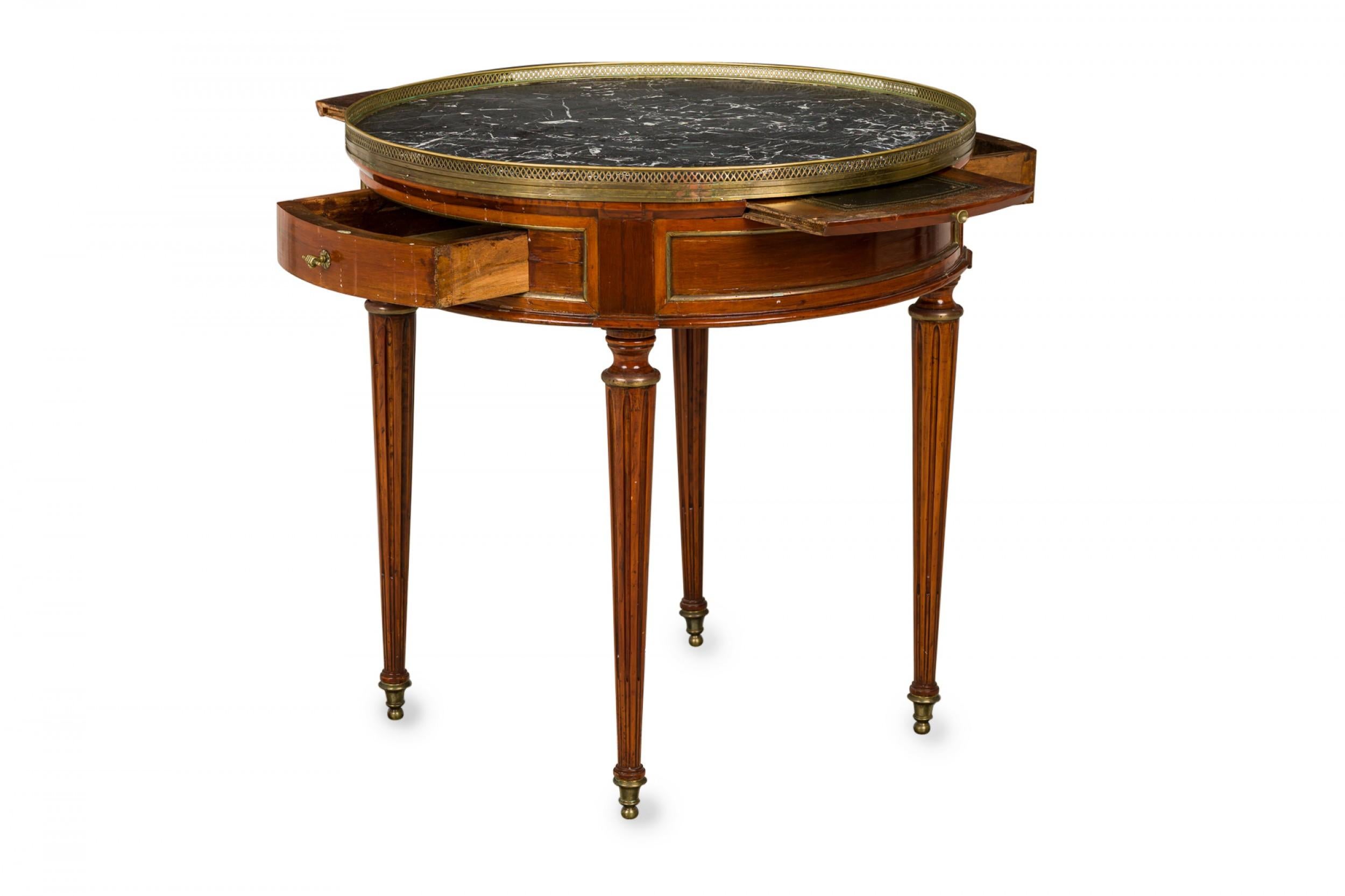 Mesa Bouillotte Circular de Caoba con Tablero de Galería de Mármol Estilo Luis XVI Francés en venta 4