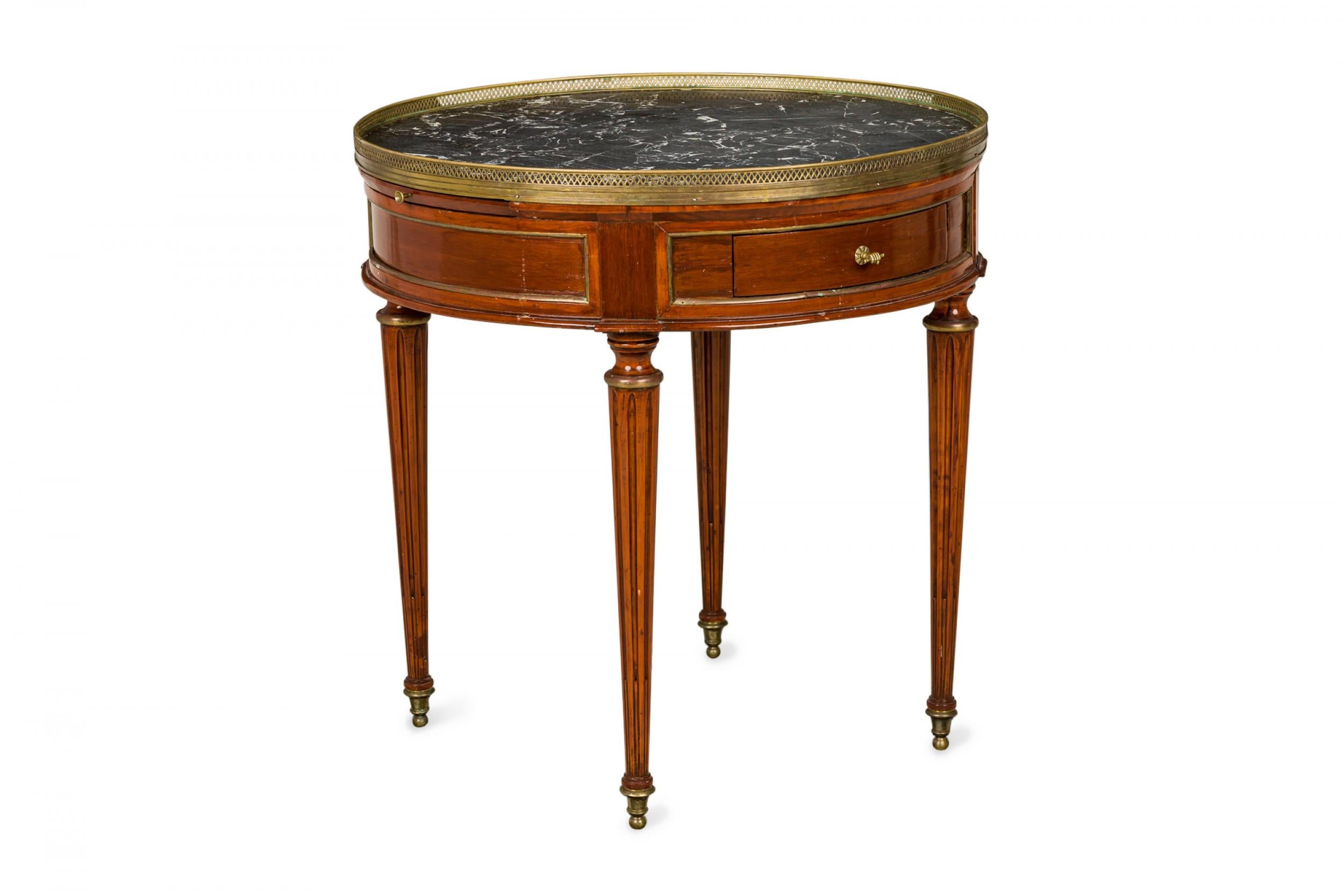 Mesa Bouillotte Circular de Caoba con Tablero de Galería de Mármol Estilo Luis XVI Francés en venta 8