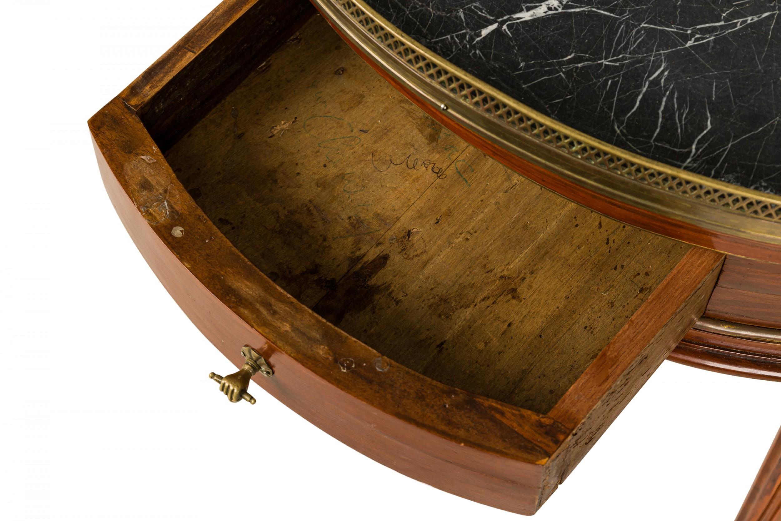 Mesa Bouillotte Circular de Caoba con Tablero de Galería de Mármol Estilo Luis XVI Francés en venta 10