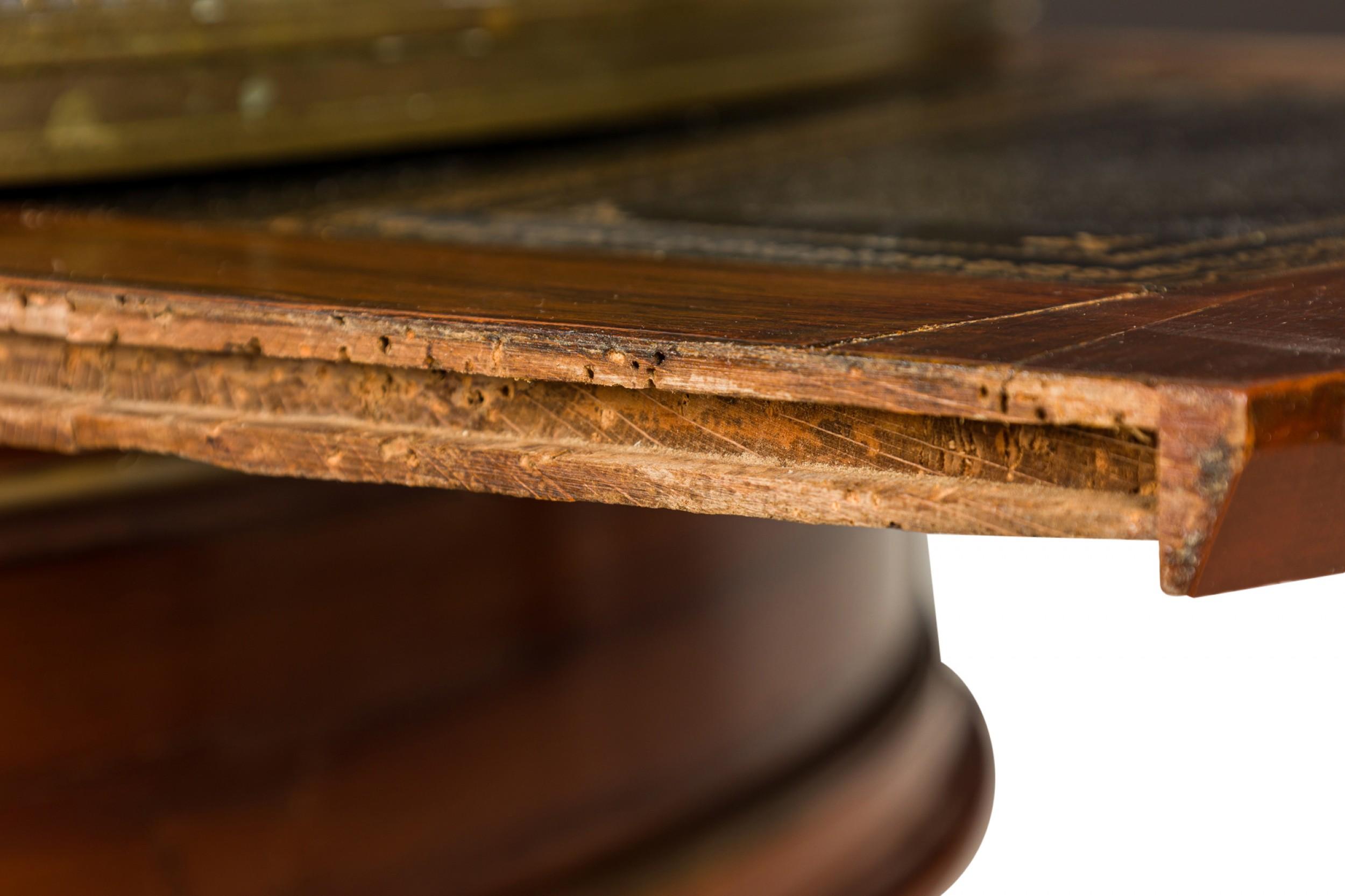 Mesa Bouillotte Circular de Caoba con Tablero de Galería de Mármol Estilo Luis XVI Francés En relieve en venta