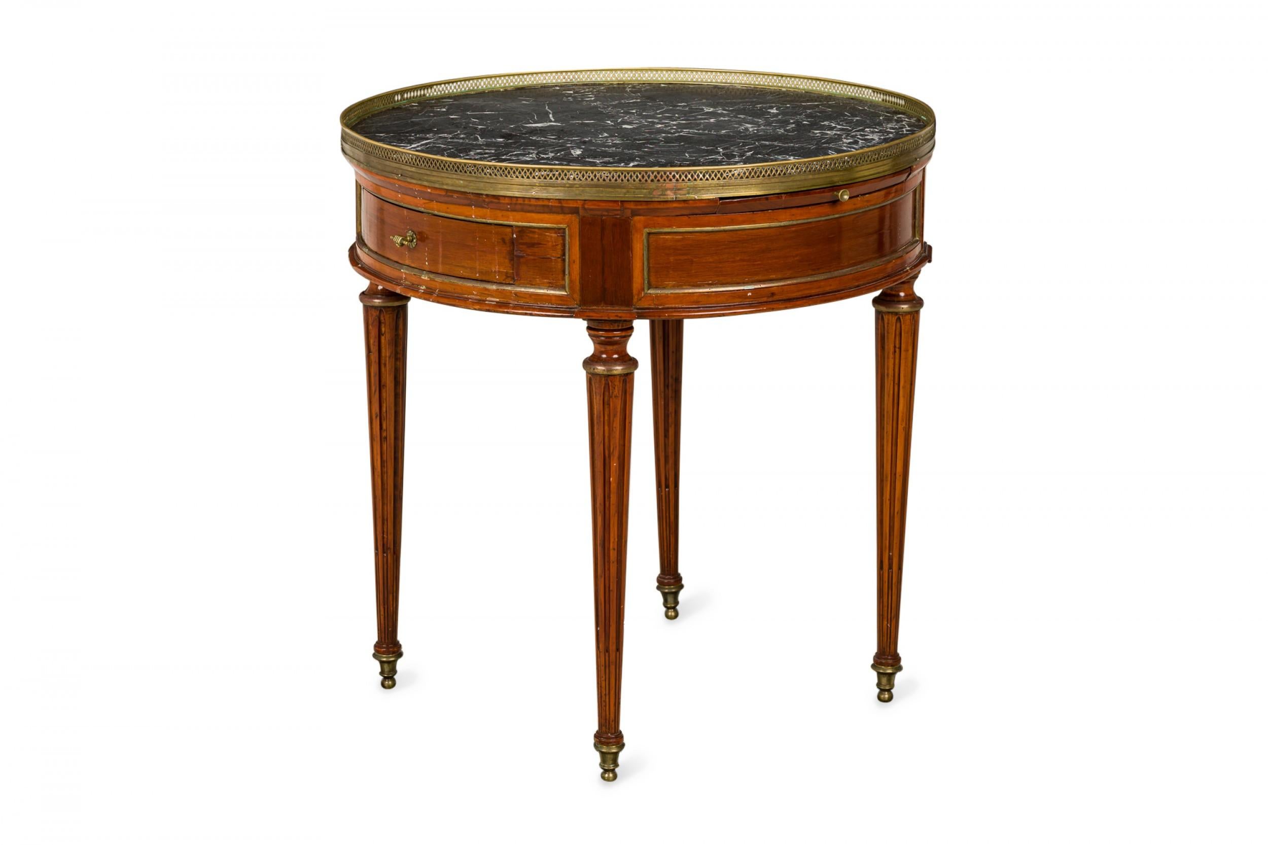 Mesa Bouillotte Circular de Caoba con Tablero de Galería de Mármol Estilo Luis XVI Francés en Bueno estado para la venta en Queens, NY