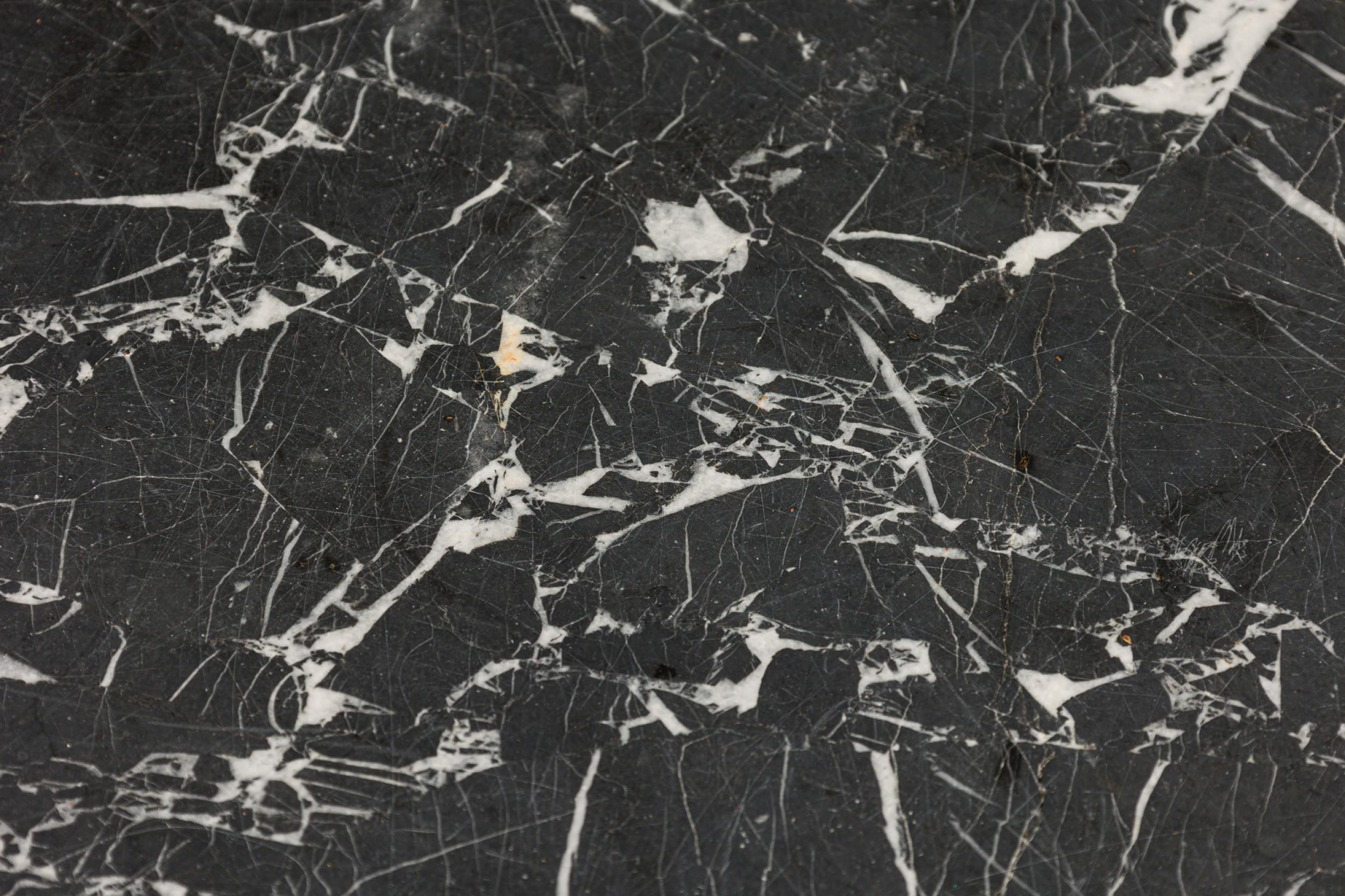 Mesa Bouillotte Circular de Caoba con Tablero de Galería de Mármol Estilo Luis XVI Francés Latón en venta