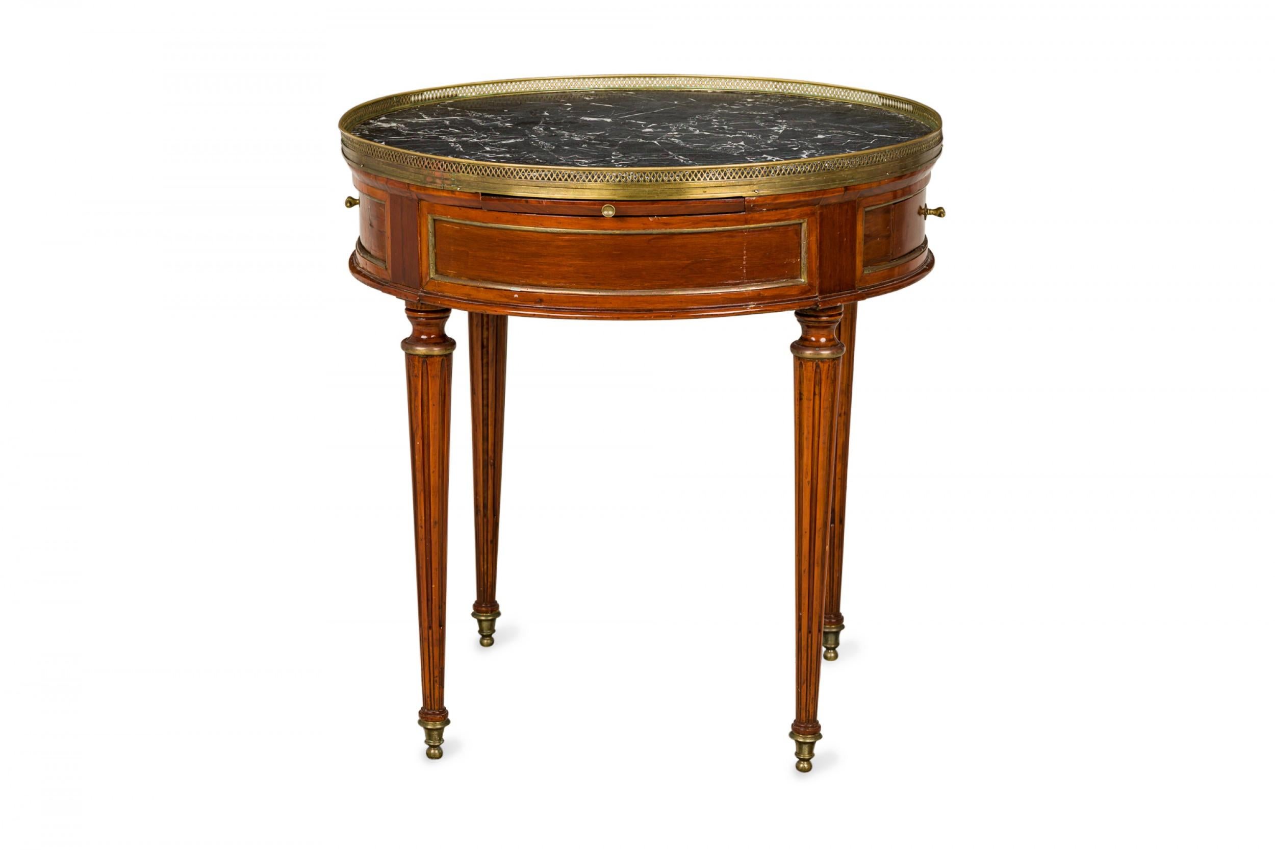 Mesa Bouillotte Circular de Caoba con Tablero de Galería de Mármol Estilo Luis XVI Francés en venta 1