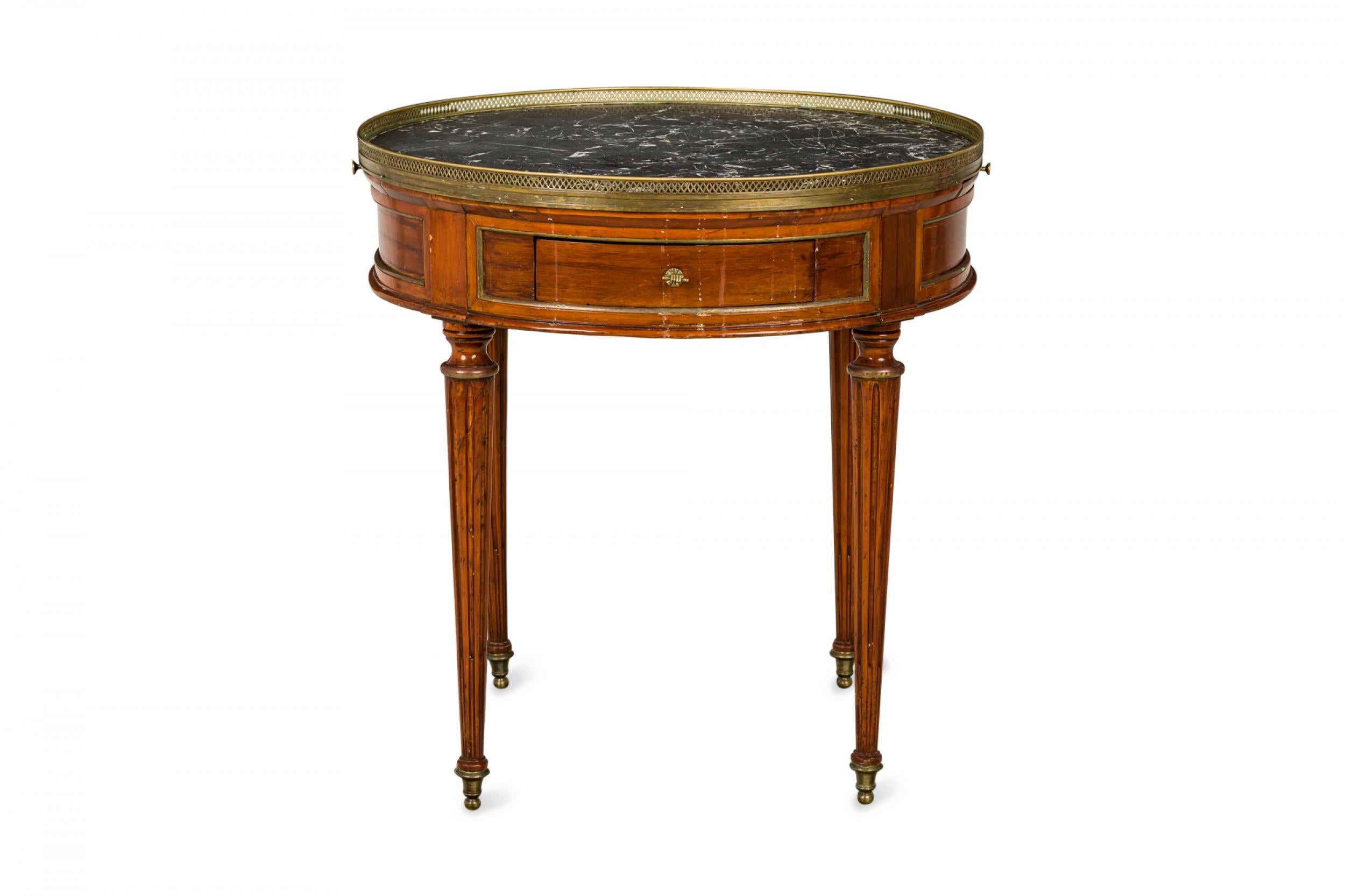Mesa Bouillotte Circular de Caoba con Tablero de Galería de Mármol Estilo Luis XVI Francés en venta 2
