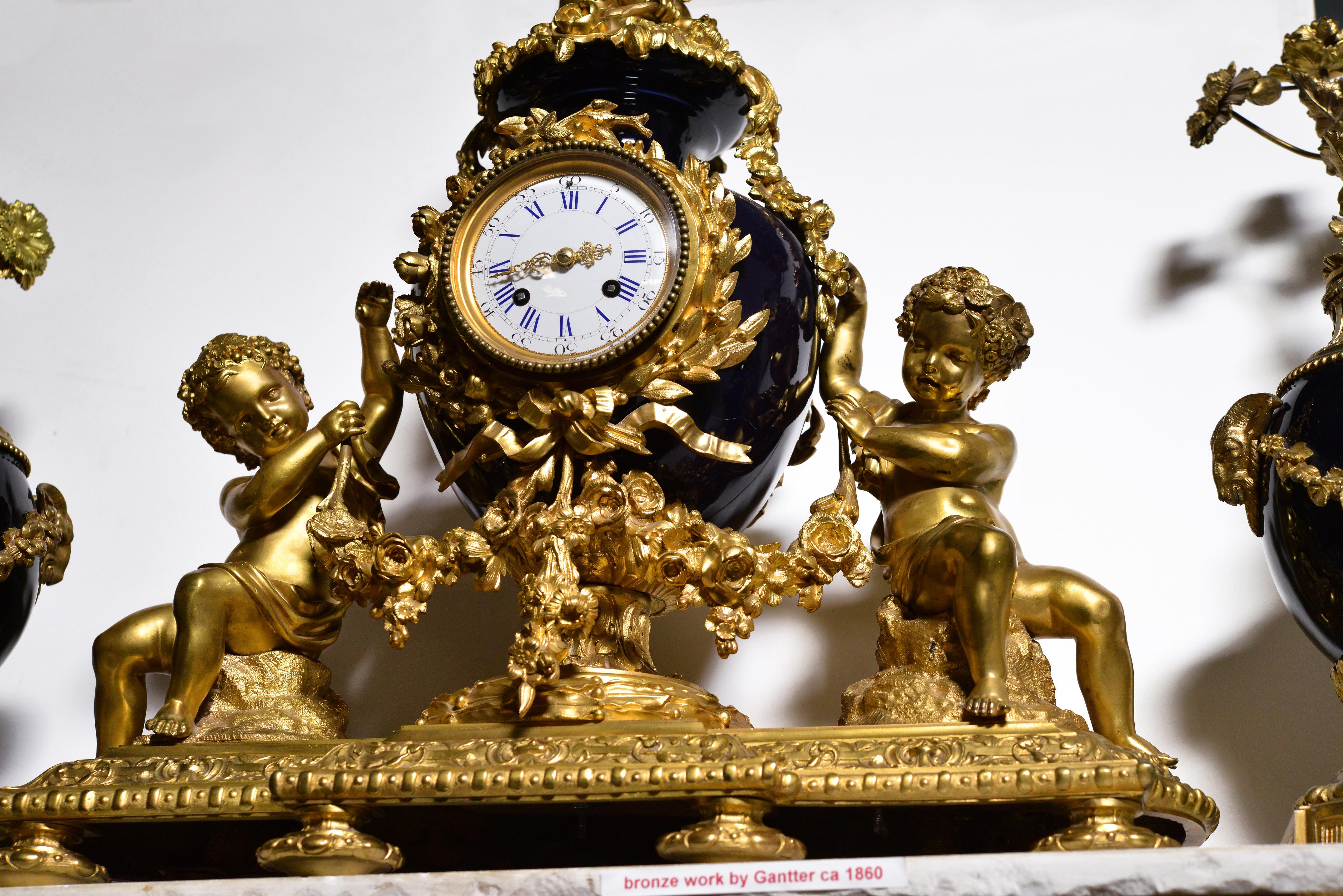 Französische Uhr im Louis XVI Stil 2 Zifferblätter Vergoldete Bronze mit Sèvres Porzellan 19. im Angebot 4