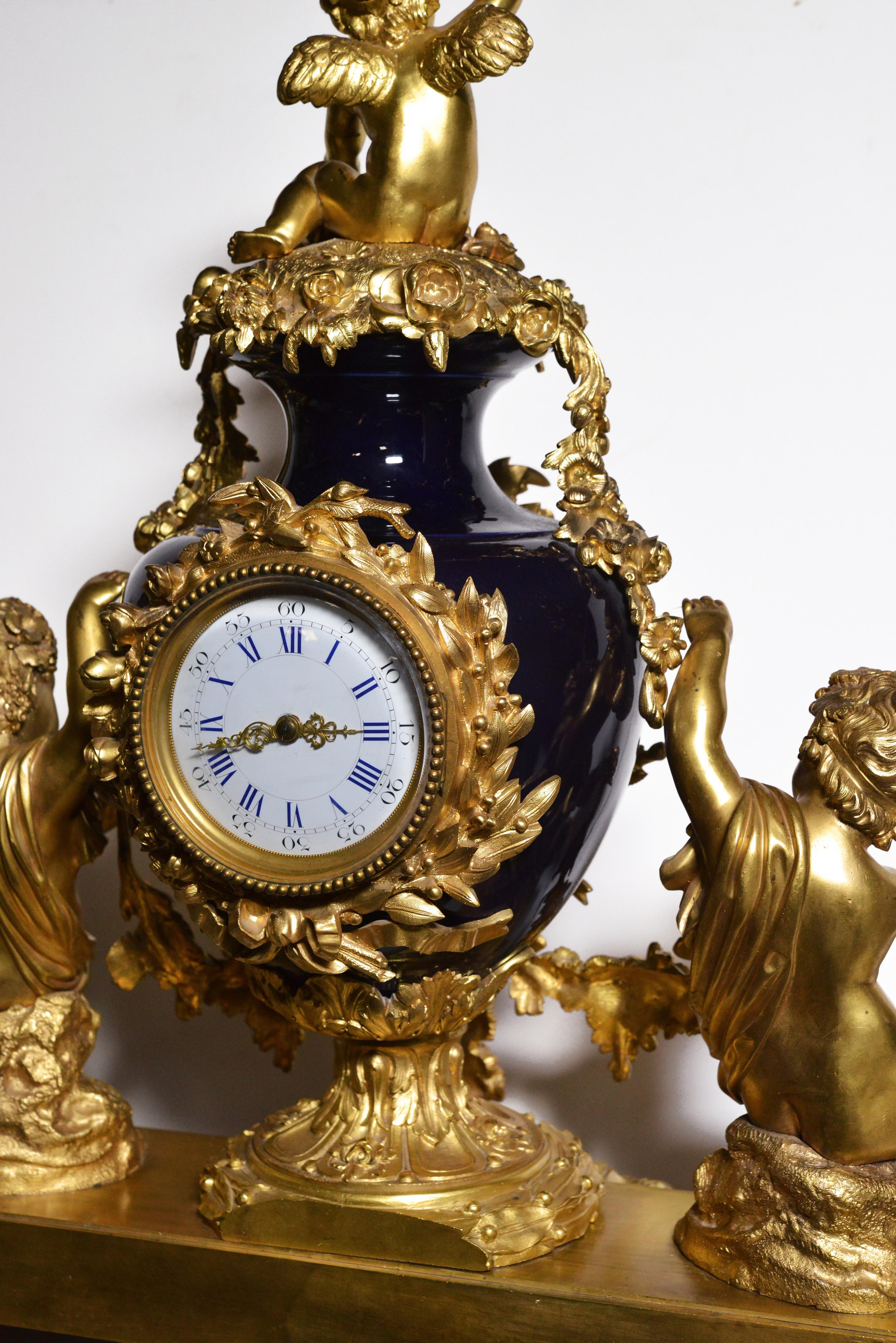 Französische Uhr im Louis XVI Stil 2 Zifferblätter Vergoldete Bronze mit Sèvres Porzellan 19. im Angebot 5