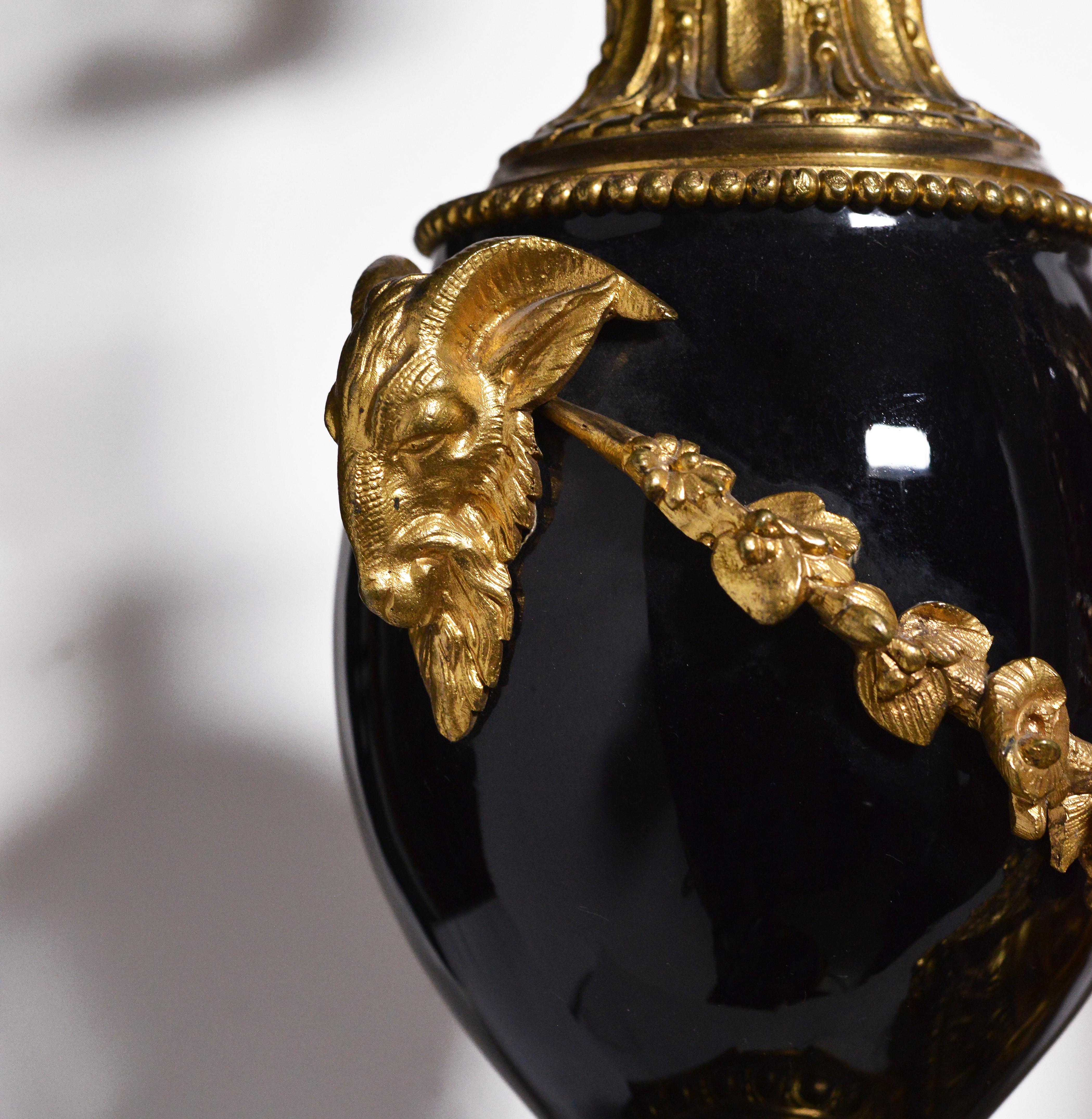 Pendule de style Louis XVI 2 cadrans Bronze doré w Porcelaine de Sèvres 19ème siècle en vente 9