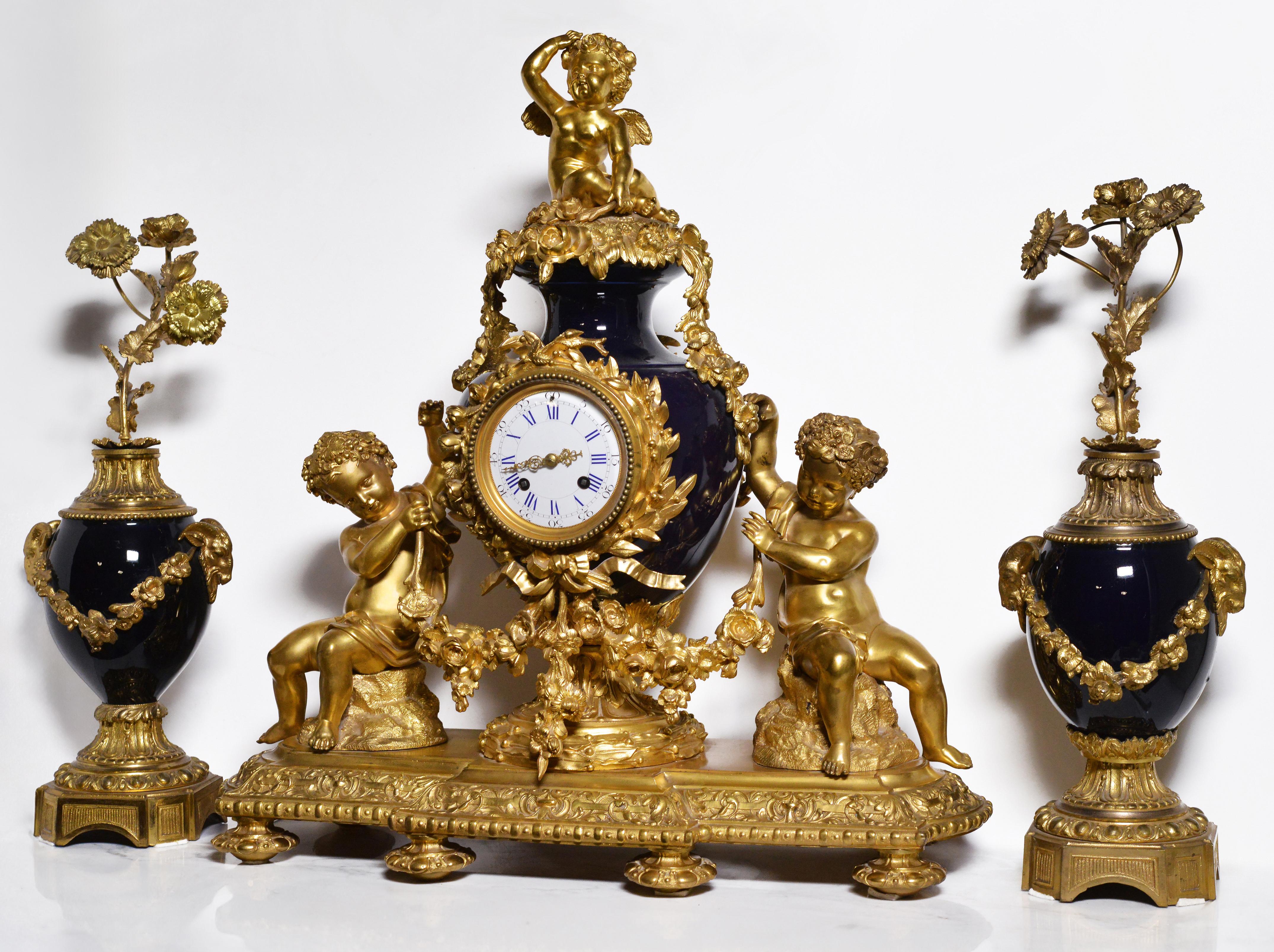 Französische Uhr im Louis XVI Stil 2 Zifferblätter Vergoldete Bronze mit Sèvres Porzellan 19. (19. Jahrhundert) im Angebot