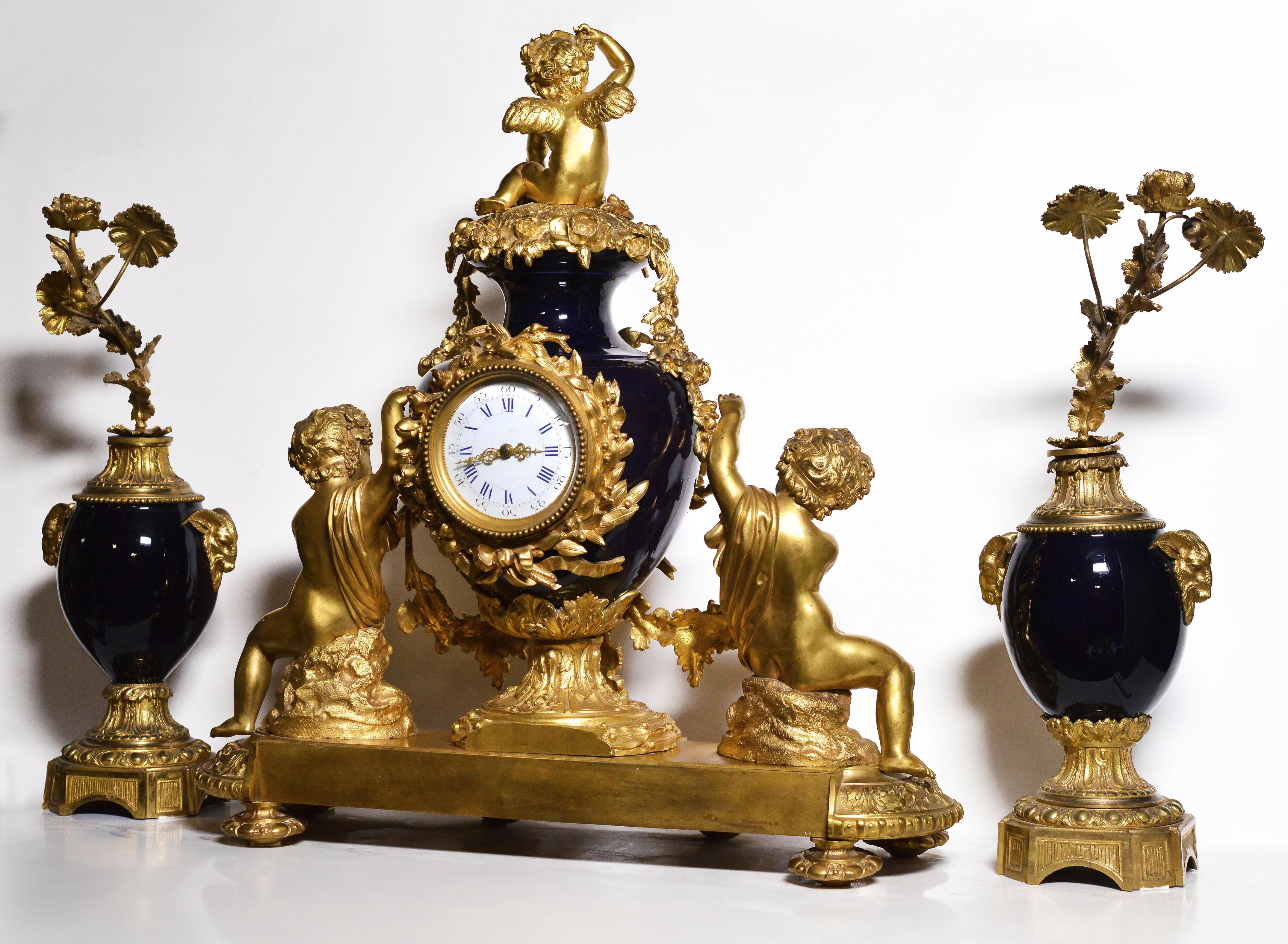 Französische Uhr im Louis XVI Stil 2 Zifferblätter Vergoldete Bronze mit Sèvres Porzellan 19. (Gold) im Angebot