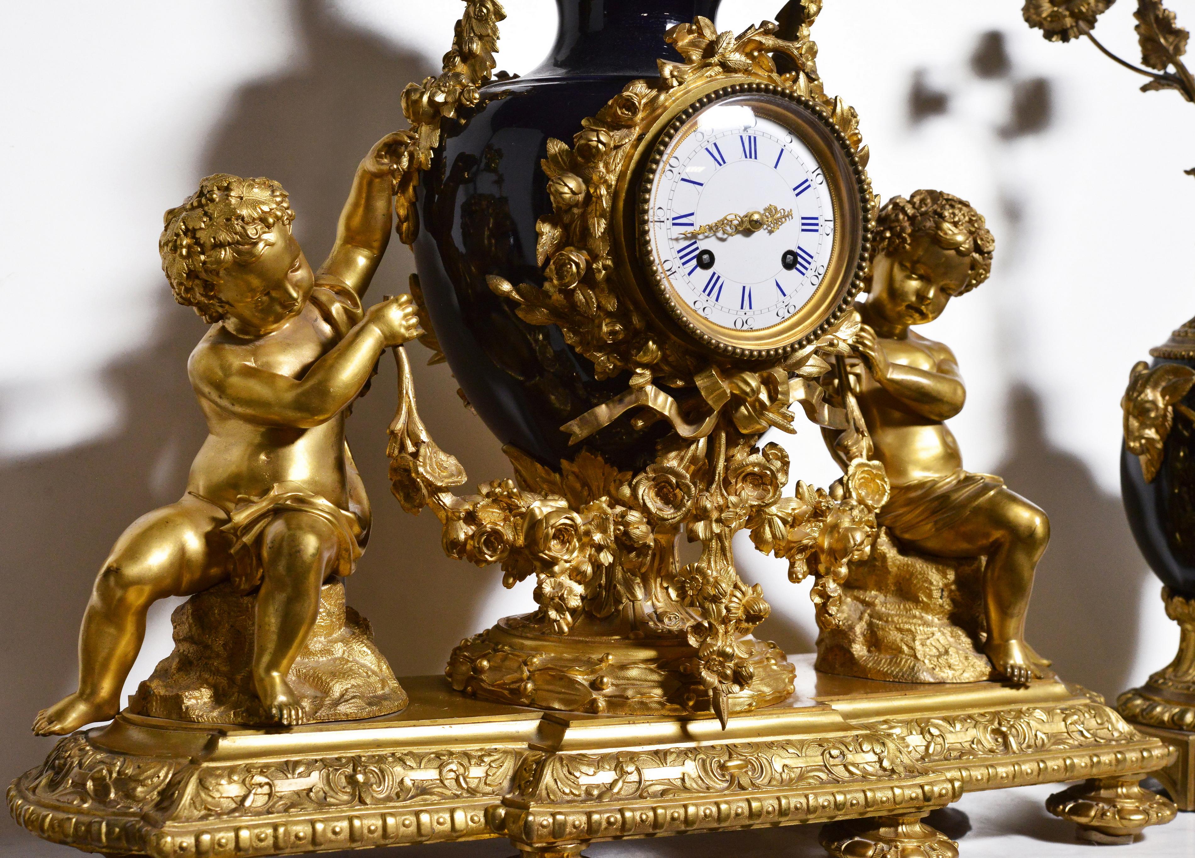 Französische Uhr im Louis XVI Stil 2 Zifferblätter Vergoldete Bronze mit Sèvres Porzellan 19. im Angebot 3