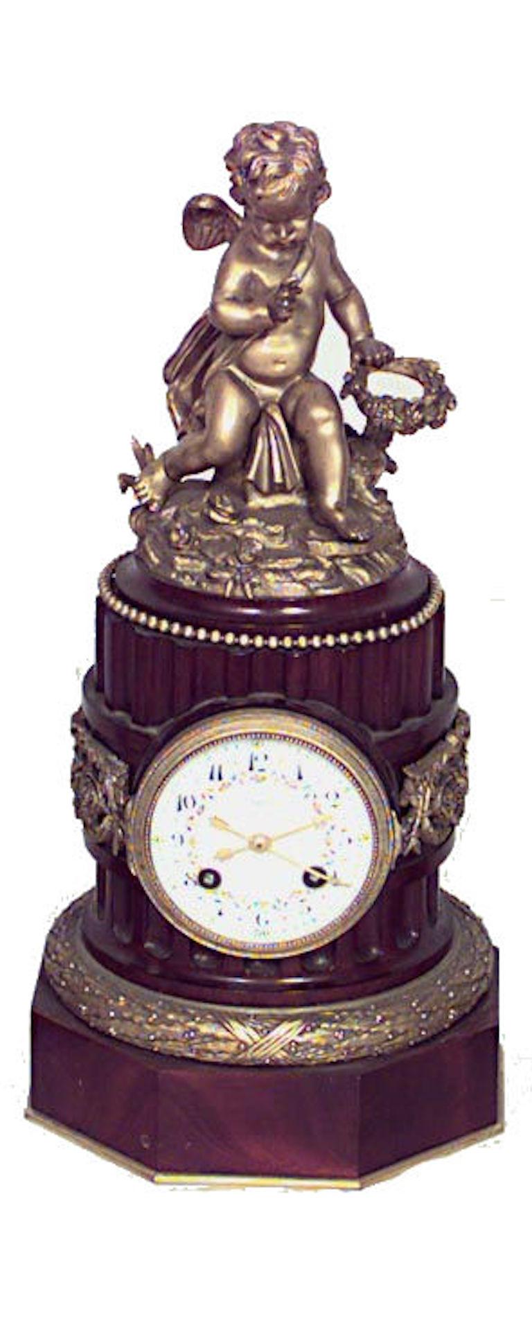 3-teiliges französisches Uhrenset aus Mahagoni im Louis-XVI-Stil (19. Jahrhundert) mit einem Paar Kandelaber mit kanneliertem Design und bronzenen Amoretten und Zierleisten, Kandelaber 14