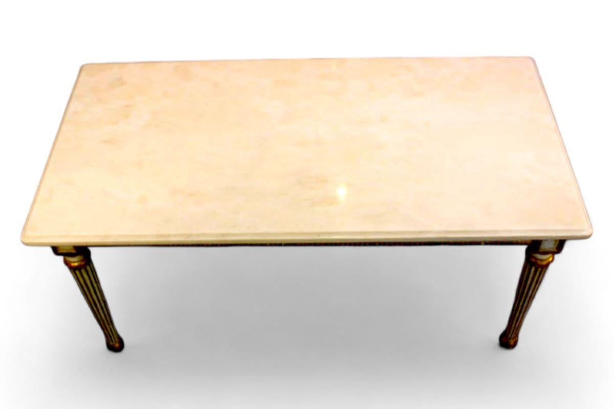 Elegante mesa de centro de estilo Luis XVI de la década de 1950. Se compone de una encimera de mármol blanco. La base es de madera dorada y blanca. Es típicamente Luis XVI, con patas cónicas y estriadas. El cinturón está decorado con motivos de