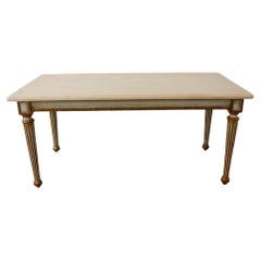 Table basse française de style Louis XVI en marbre et bois doré - France 
