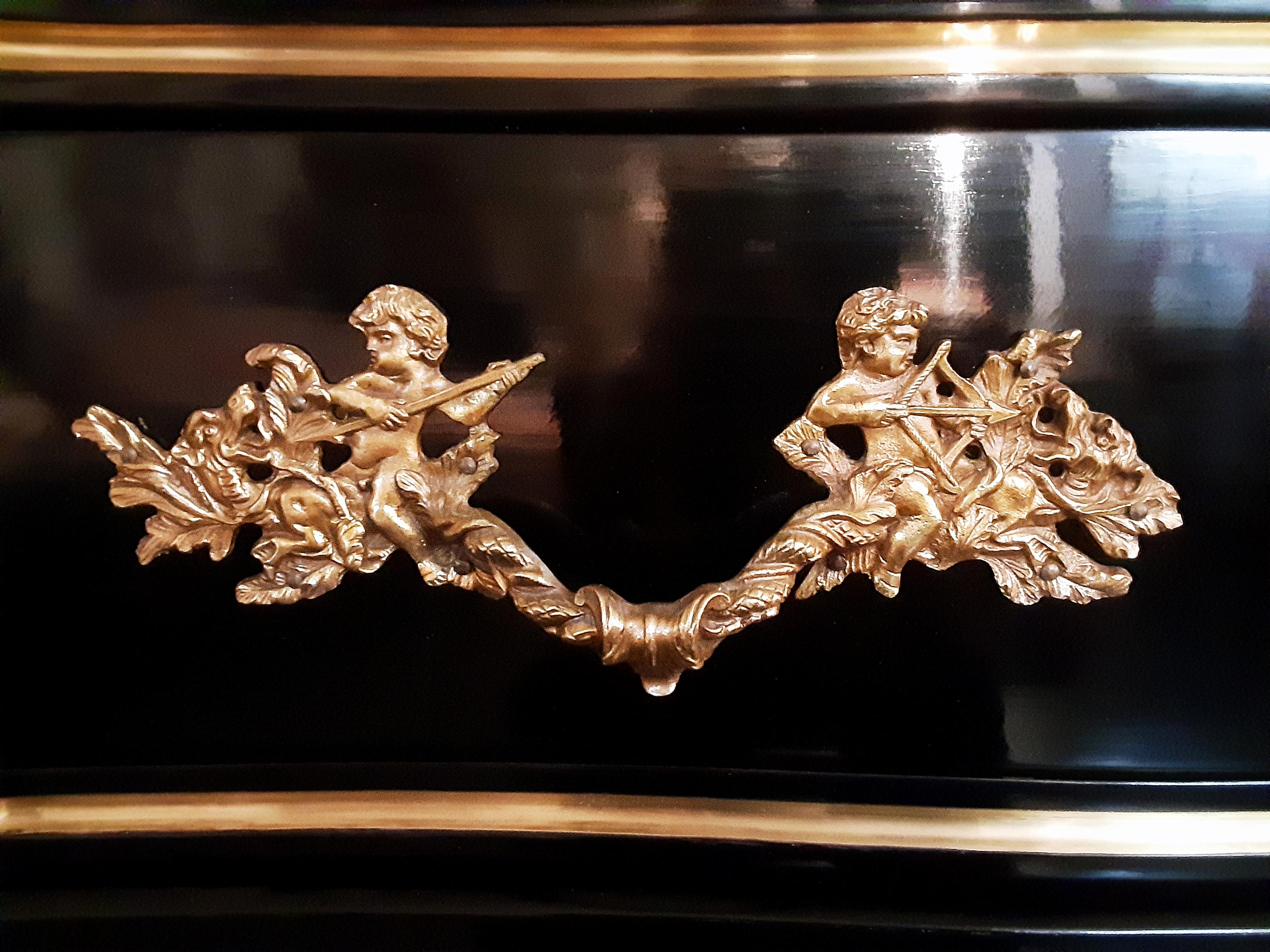 Commode française de style Louis XVI avec plateau en marbre et accents en bronze doré en vente 11