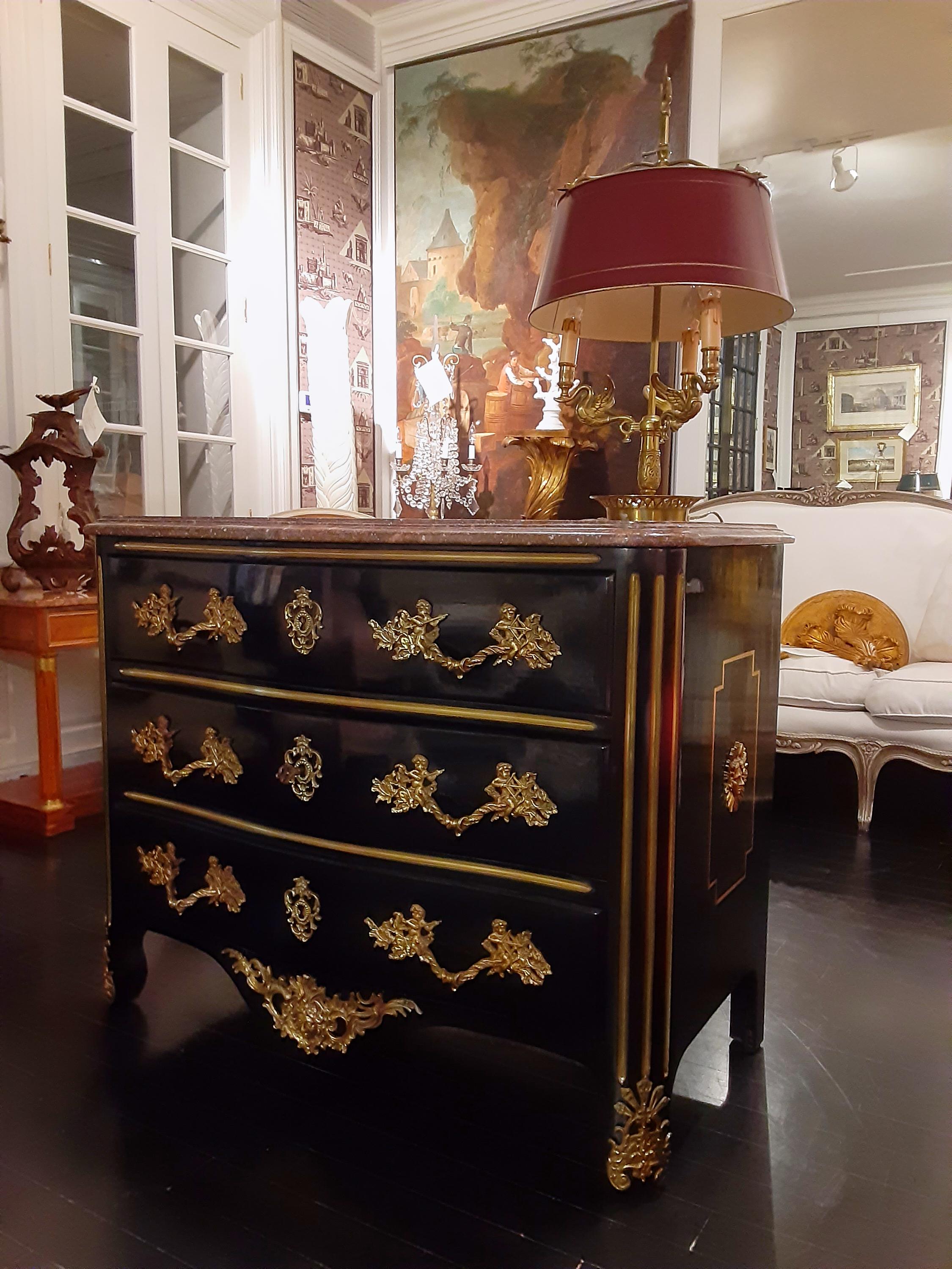 Commode française de style Louis XVI avec plateau en marbre et accents en bronze doré en vente 12