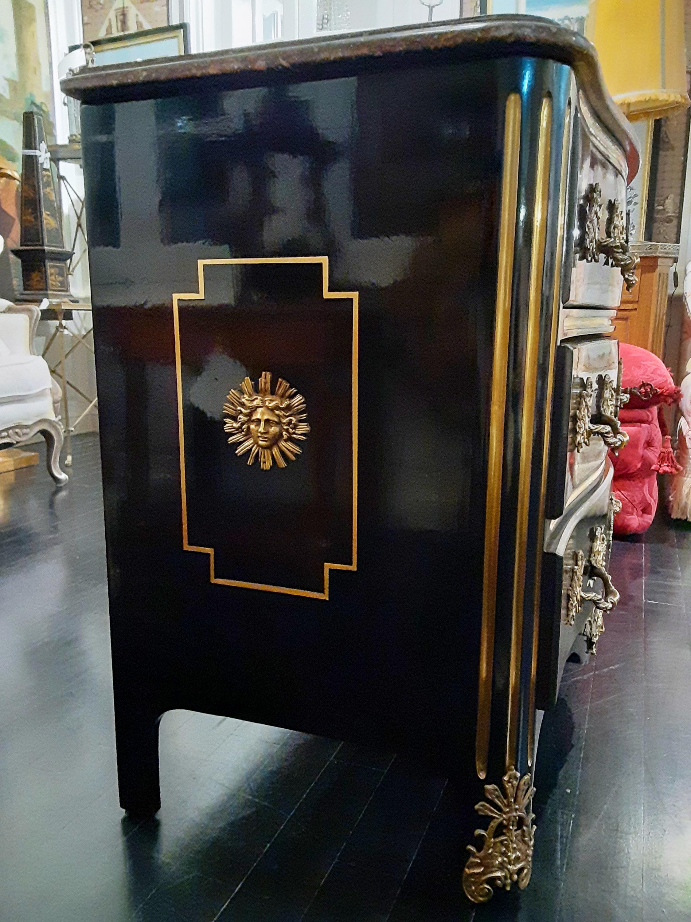 Französische Kommode im Louis-XVI.-Stil mit Marmorplatte und Akzenten aus vergoldeter Bronze im Angebot 3