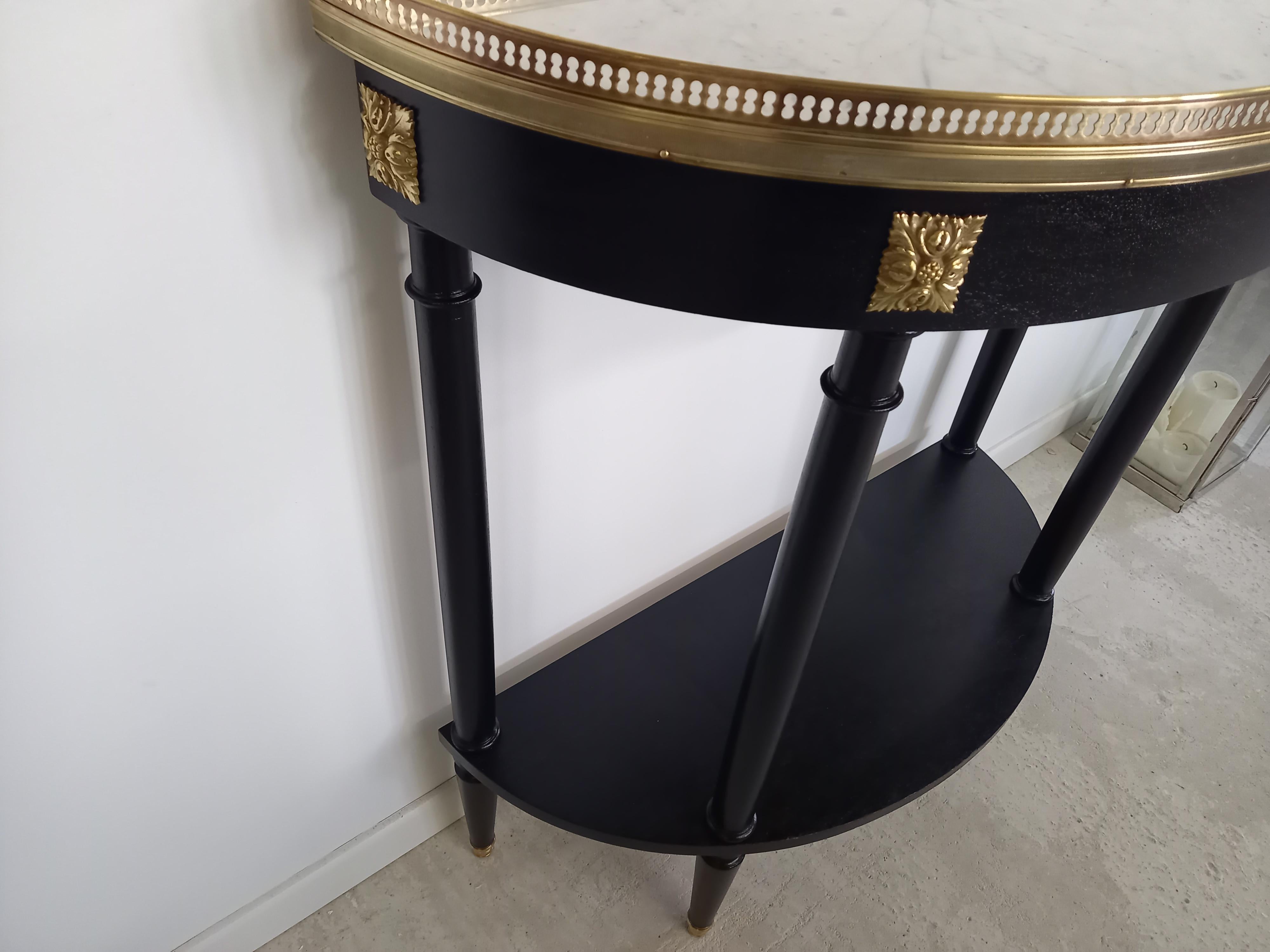 Consola Francesa Estilo Luis XVI Tapa de Mármol, Latón y Bronce en venta 3