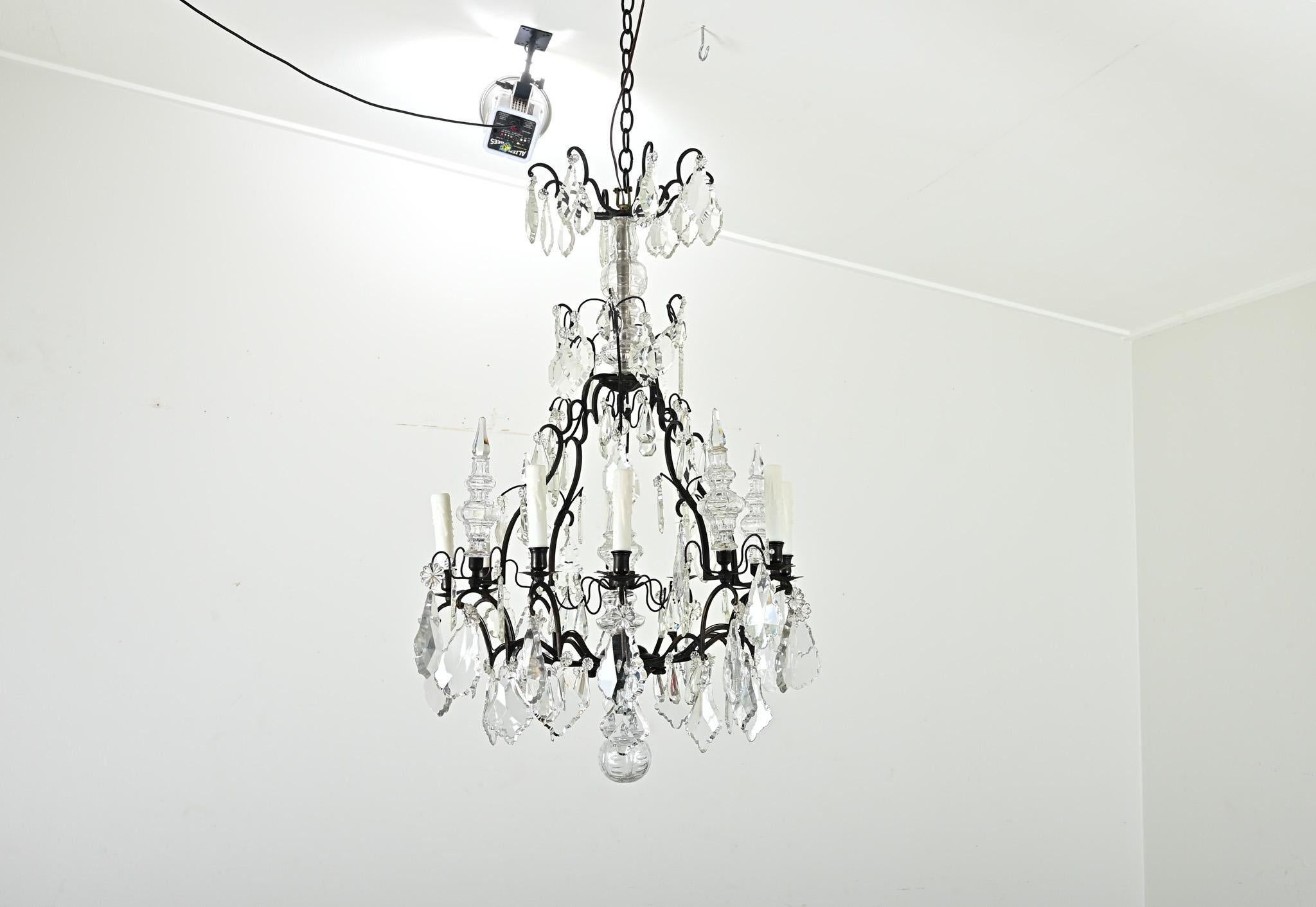 Un favoloso e grande lampadario a otto luci in bronzo e cristallo in stile Luigi XVI del XX secolo (vintage), ispirato alla Maison Bagues, per illuminare la tua sala da pranzo, il foyer o anche un bagno glamour. Questo lampadario di grande effetto