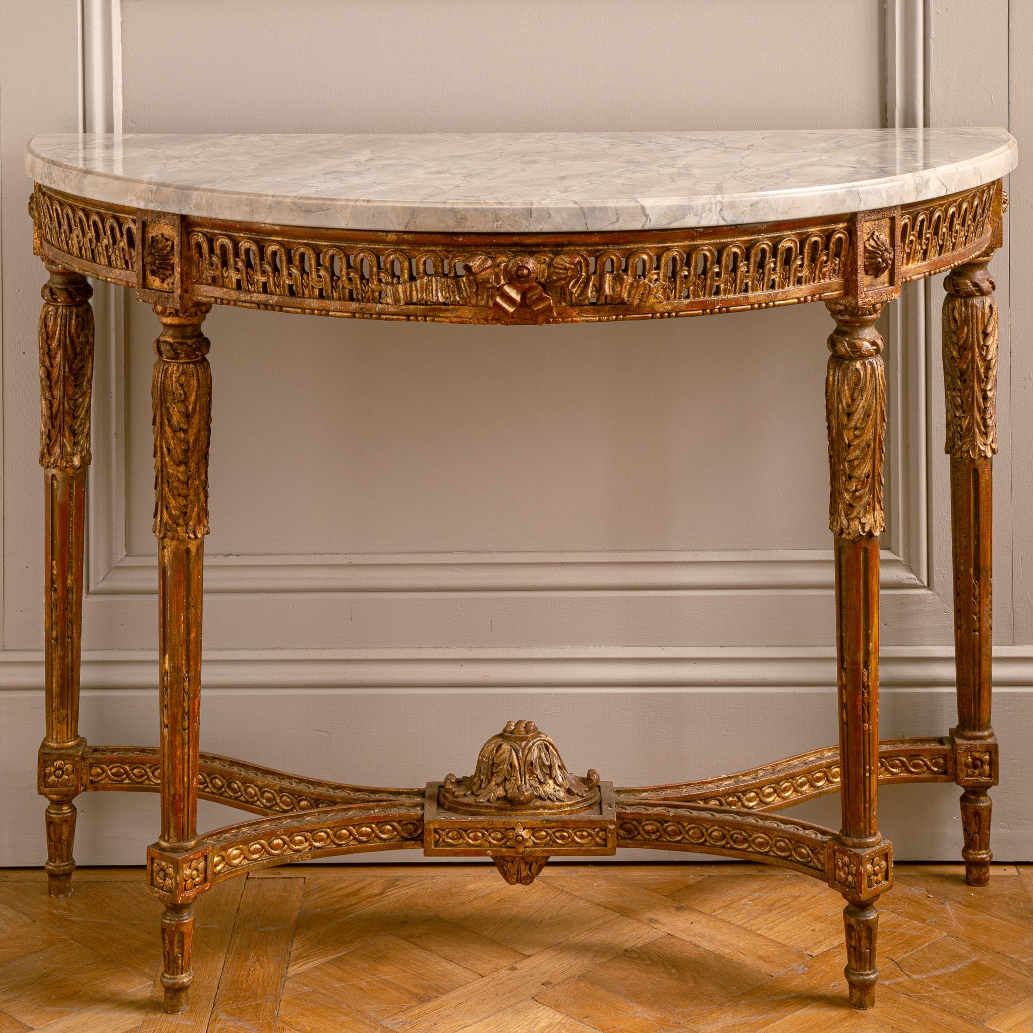 Consola francesa Demi-Lune estilo Luis XVI de La Maison London, tallada a mano Mármol en venta