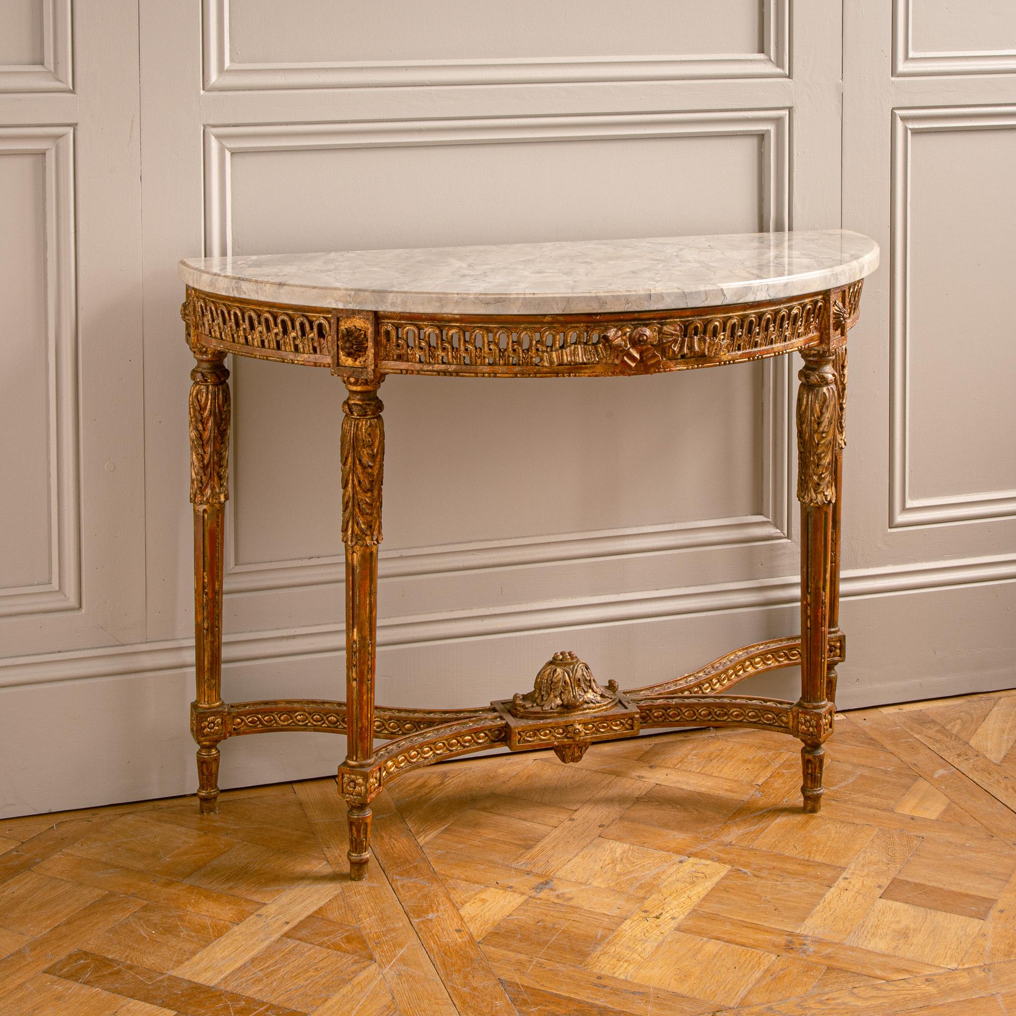 Consola francesa Demi-Lune estilo Luis XVI de La Maison London, tallada a mano en venta 1