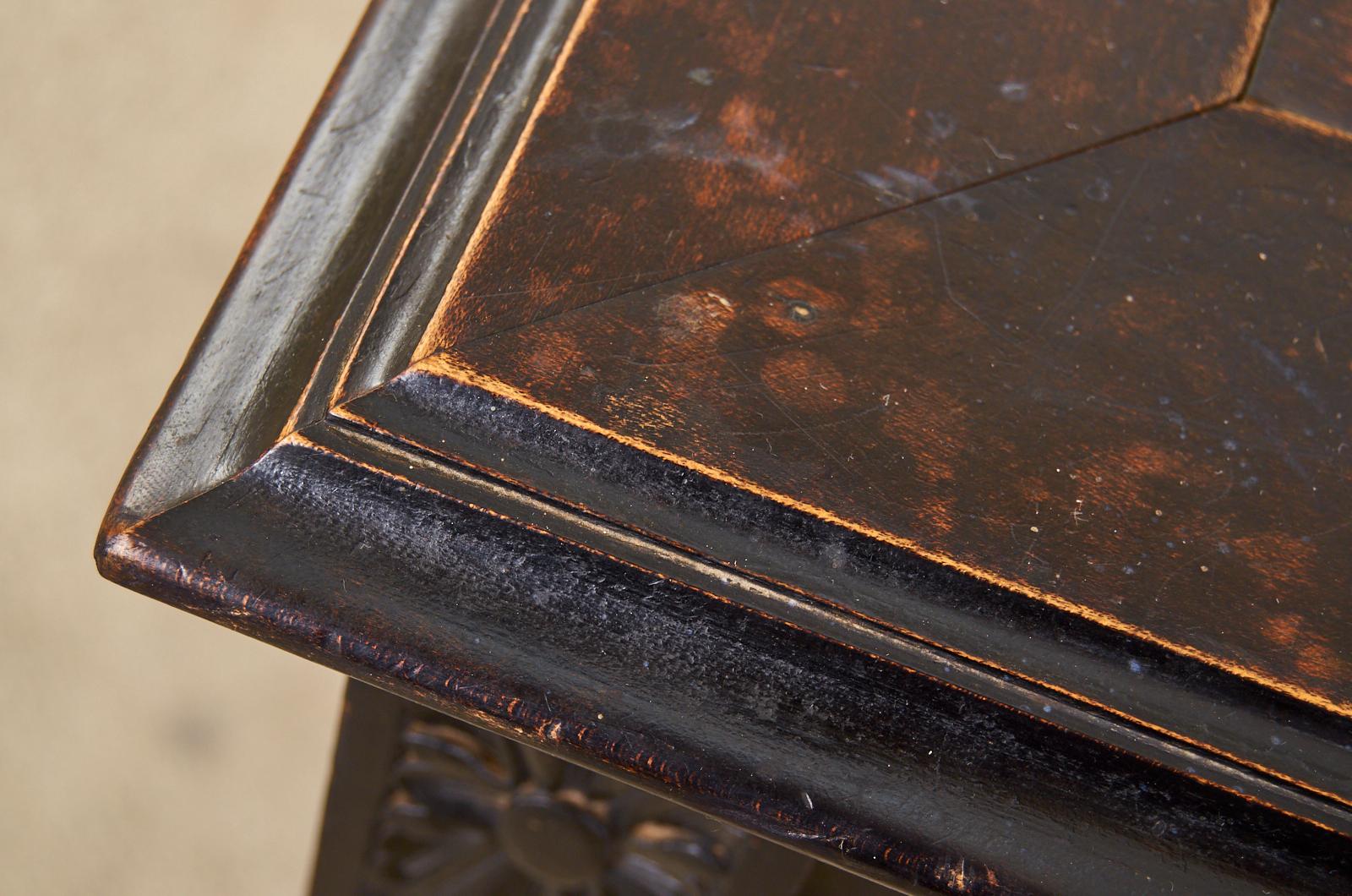 Petite table à écrire française de style Louis XVI en ébène en vente 8