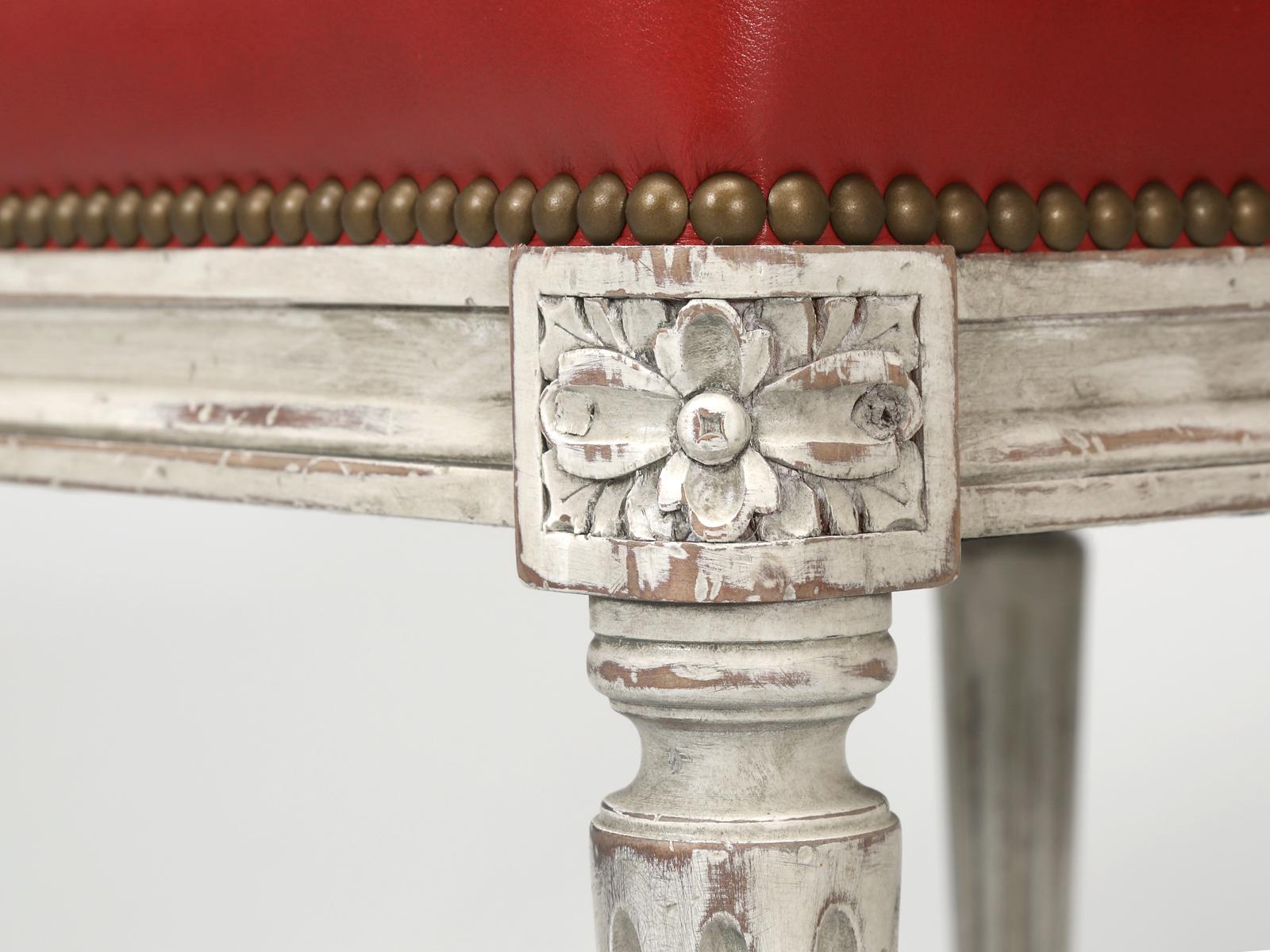 Chaises de salle à manger françaises de style Louis XVI fabriquées à la main en France, tapissées à Chicago en vente 3