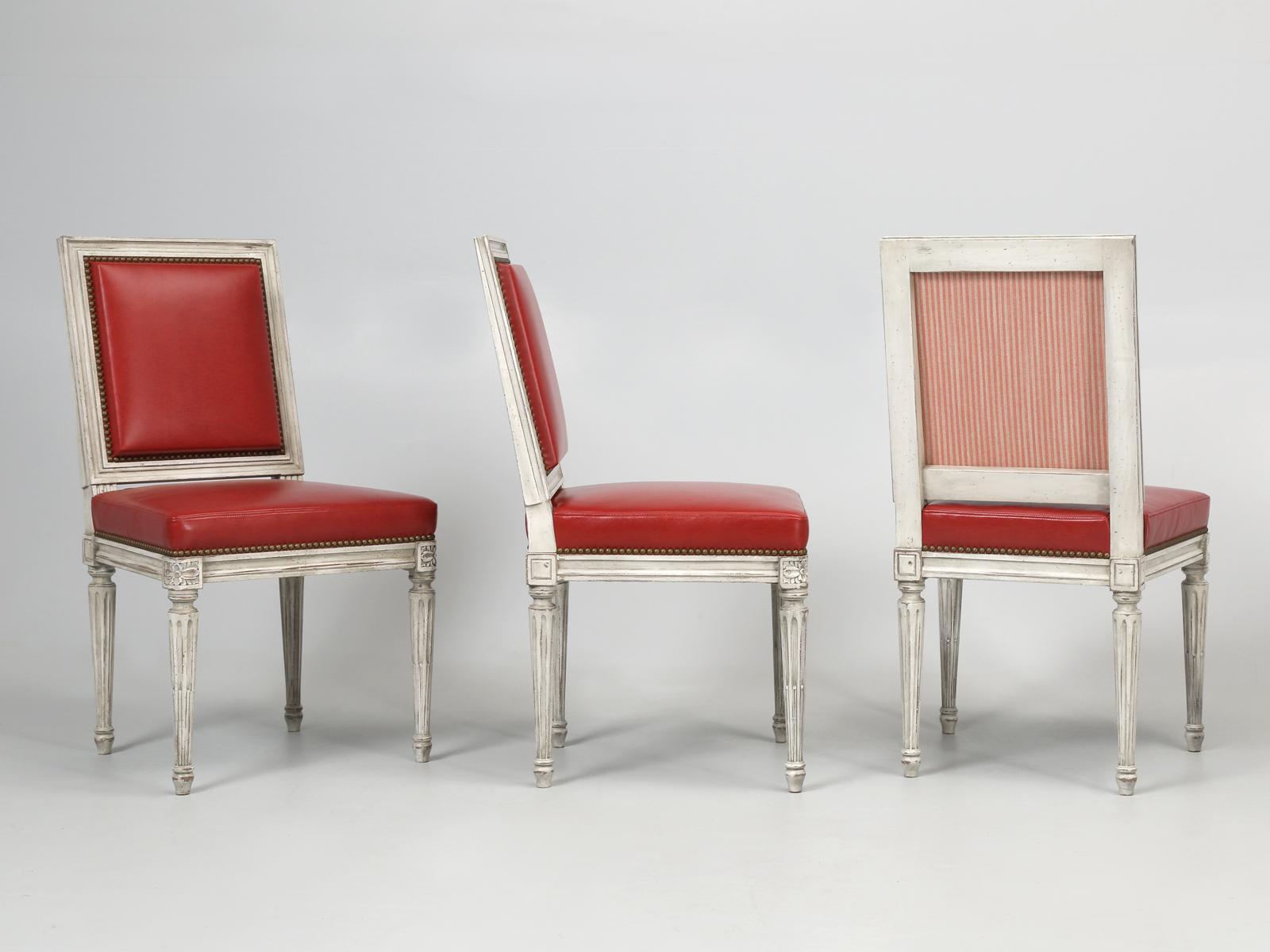 Obwohl diese Louis XVI-Esszimmerstühle für einen bestimmten Designer gebaut wurden, fanden wir sie außergewöhnlich und haben uns dafür entschieden, die Louis XVI-Esszimmerstühle in leuchtend rotem Leder vorzustellen. Old Plank bietet unsere