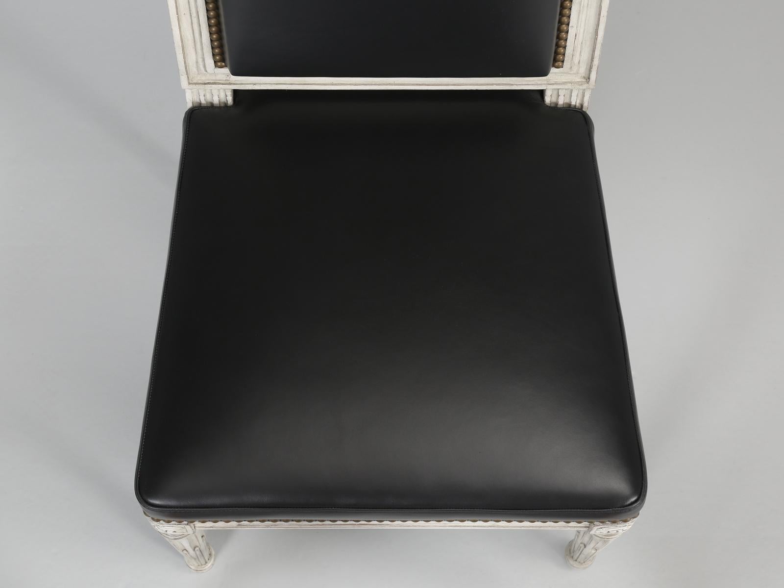 French Louis XVI Style Dining Chairs set of (8) in Black Leather, Antique Finish For Sale 4