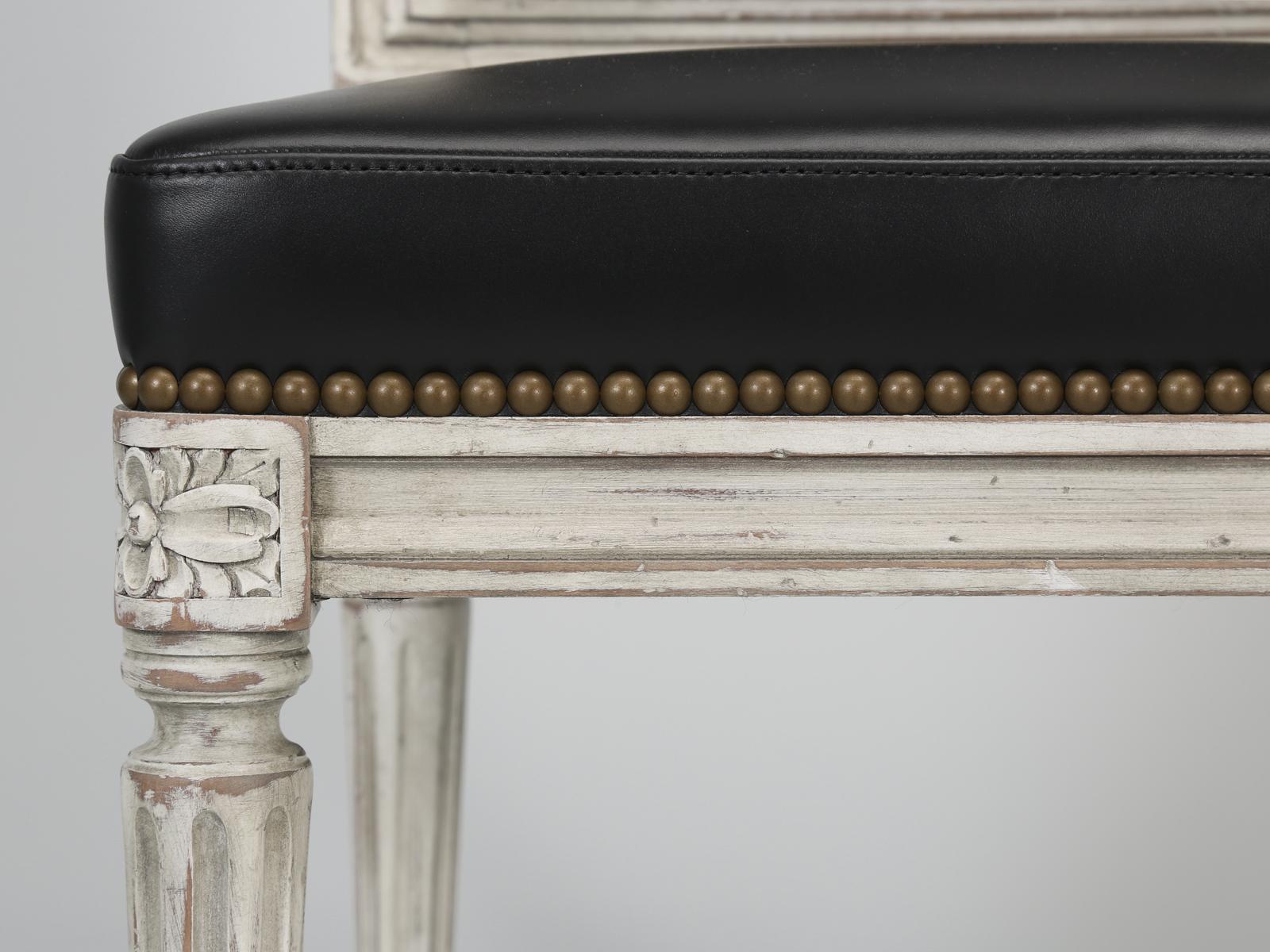 Lot de (8) chaises de salle à manger françaises de style Louis XVI en cuir noir, finition ancienne en vente 4