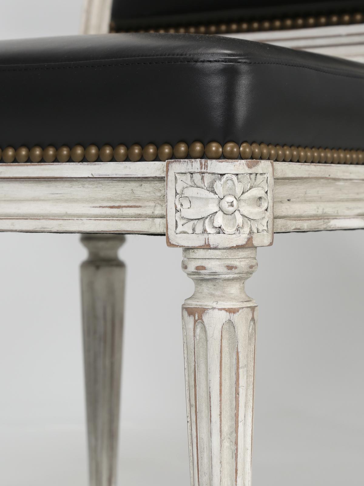 Lot de (8) chaises de salle à manger françaises de style Louis XVI en cuir noir, finition ancienne en vente 5