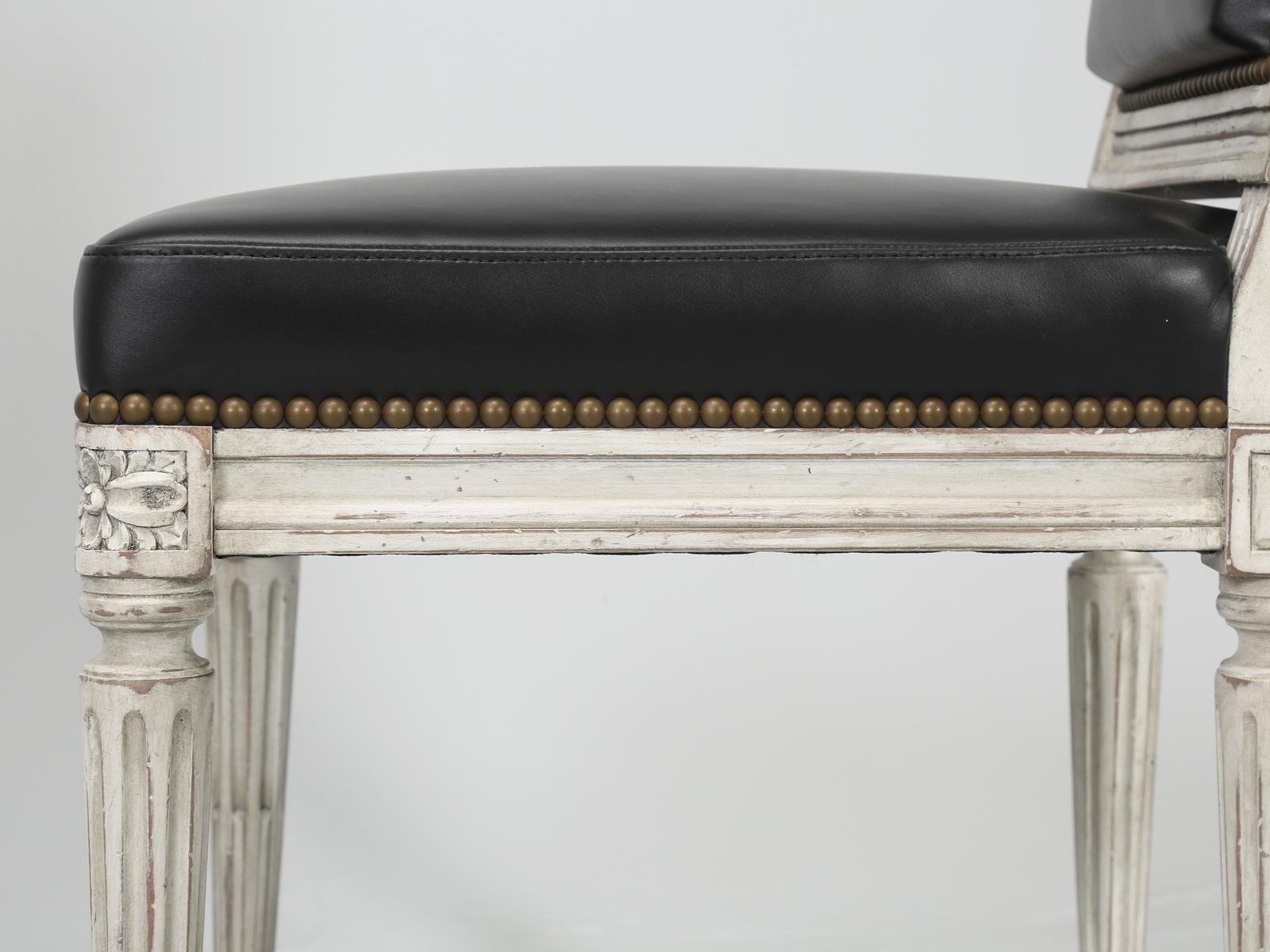 Esszimmerstühle im Louis-XVI.-Stil, Satz von (8) in schwarzem Leder, antike Oberfläche im Angebot 6