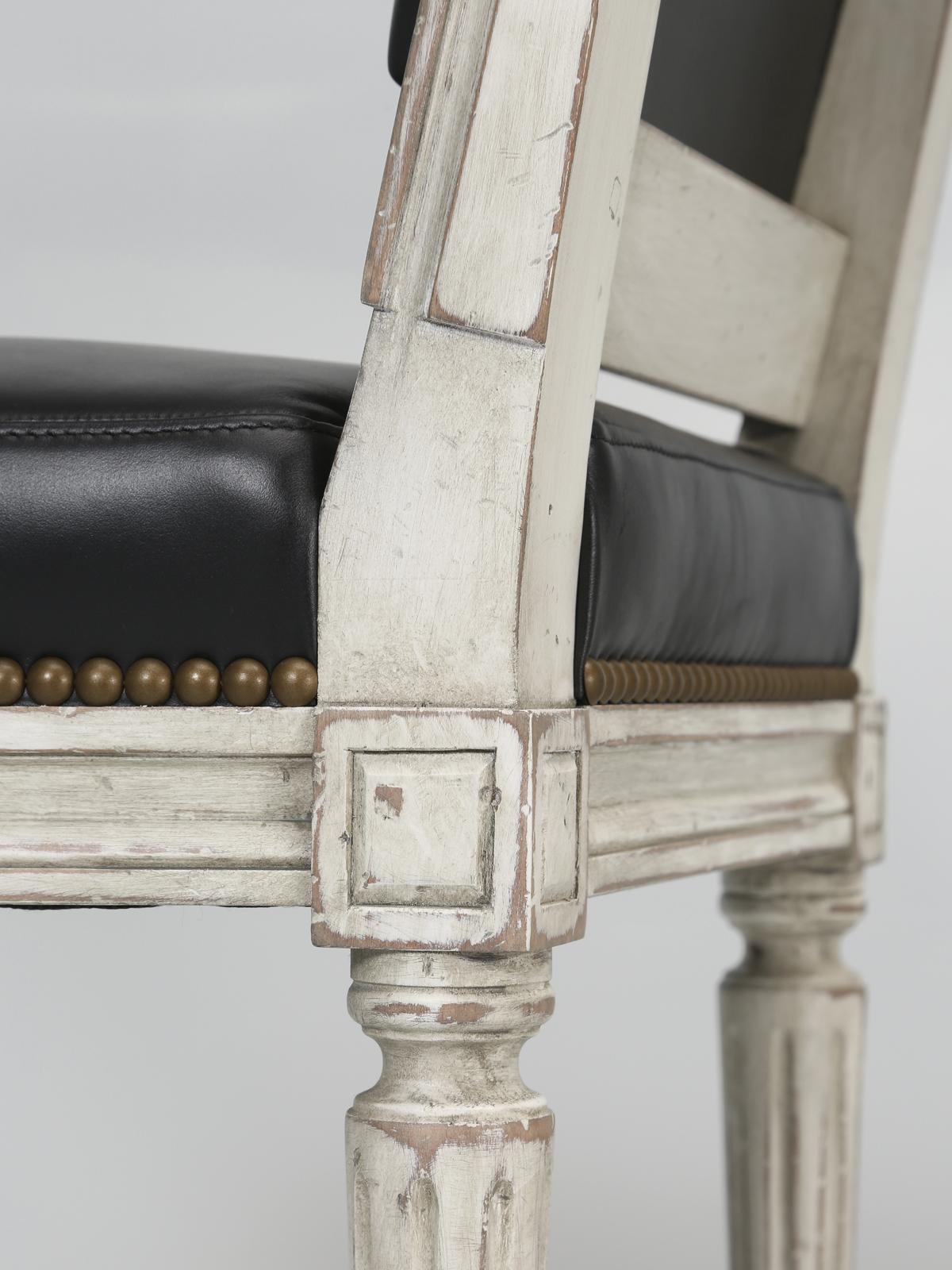Lot de (8) chaises de salle à manger françaises de style Louis XVI en cuir noir, finition ancienne en vente 8