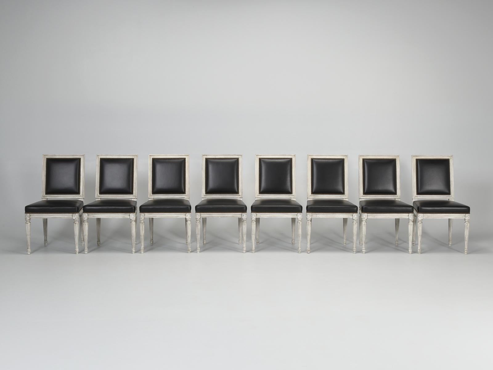 Lot de (8) chaises de salle à manger françaises de style Louis XVI en cuir noir, finition ancienne en vente 10
